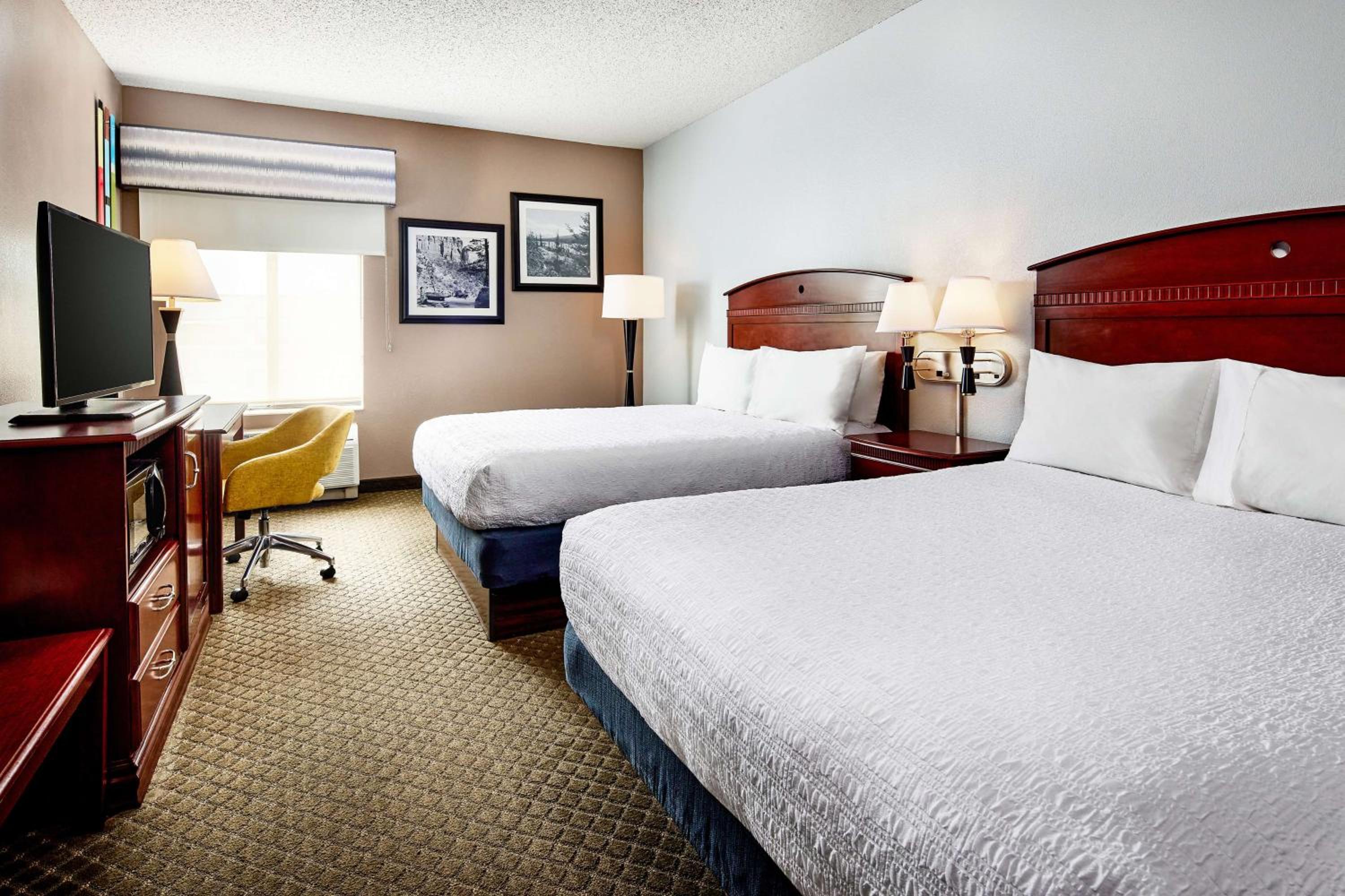 Room with Two Queen Beds - Non-Smoking - Photo 3