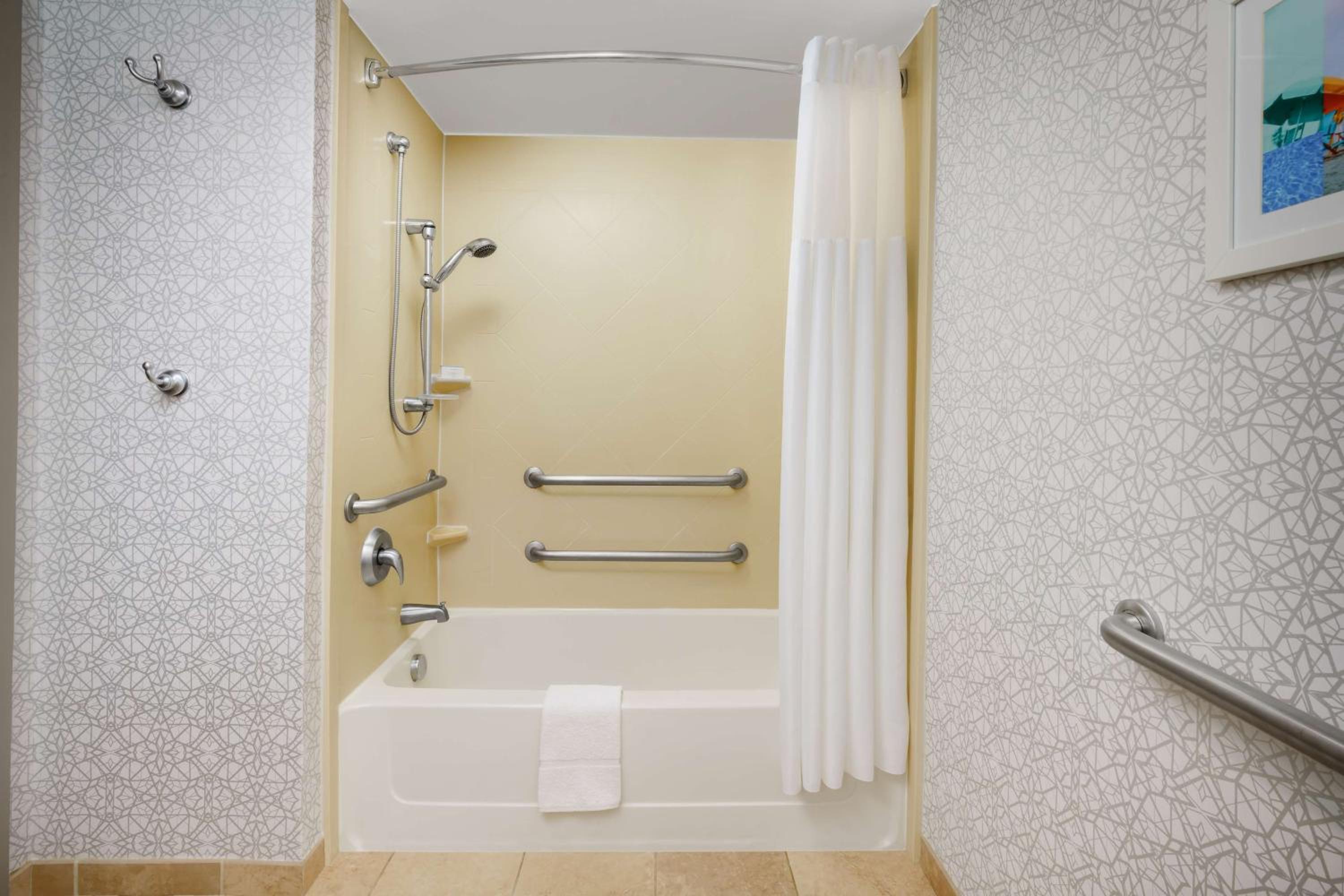 Queen Room with Mobility Access/Non-Smoking photo 2
