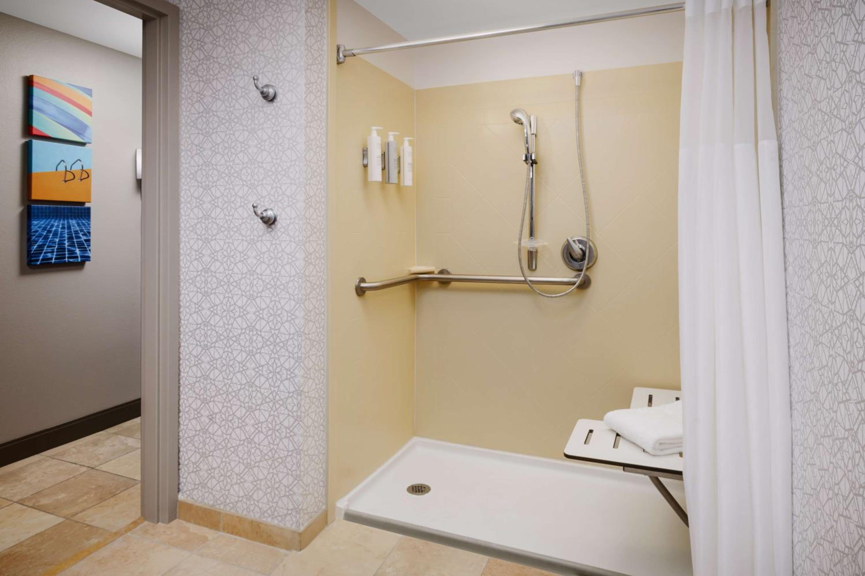 Queen Room with Roll-In Shower - Mobility Access/Non-Smoking photo 2