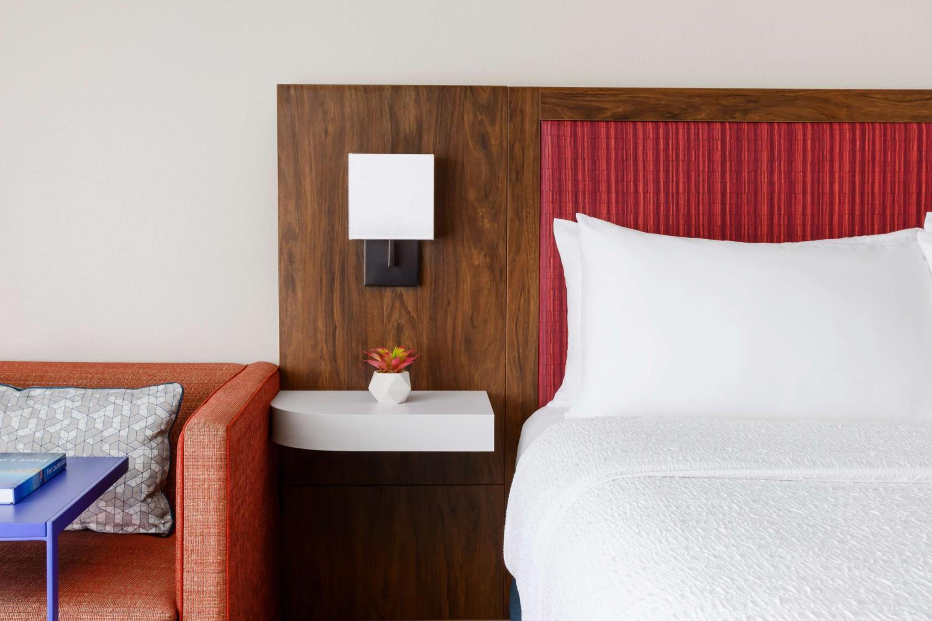 King Room with King Bed - Non-Smoking photo 2
