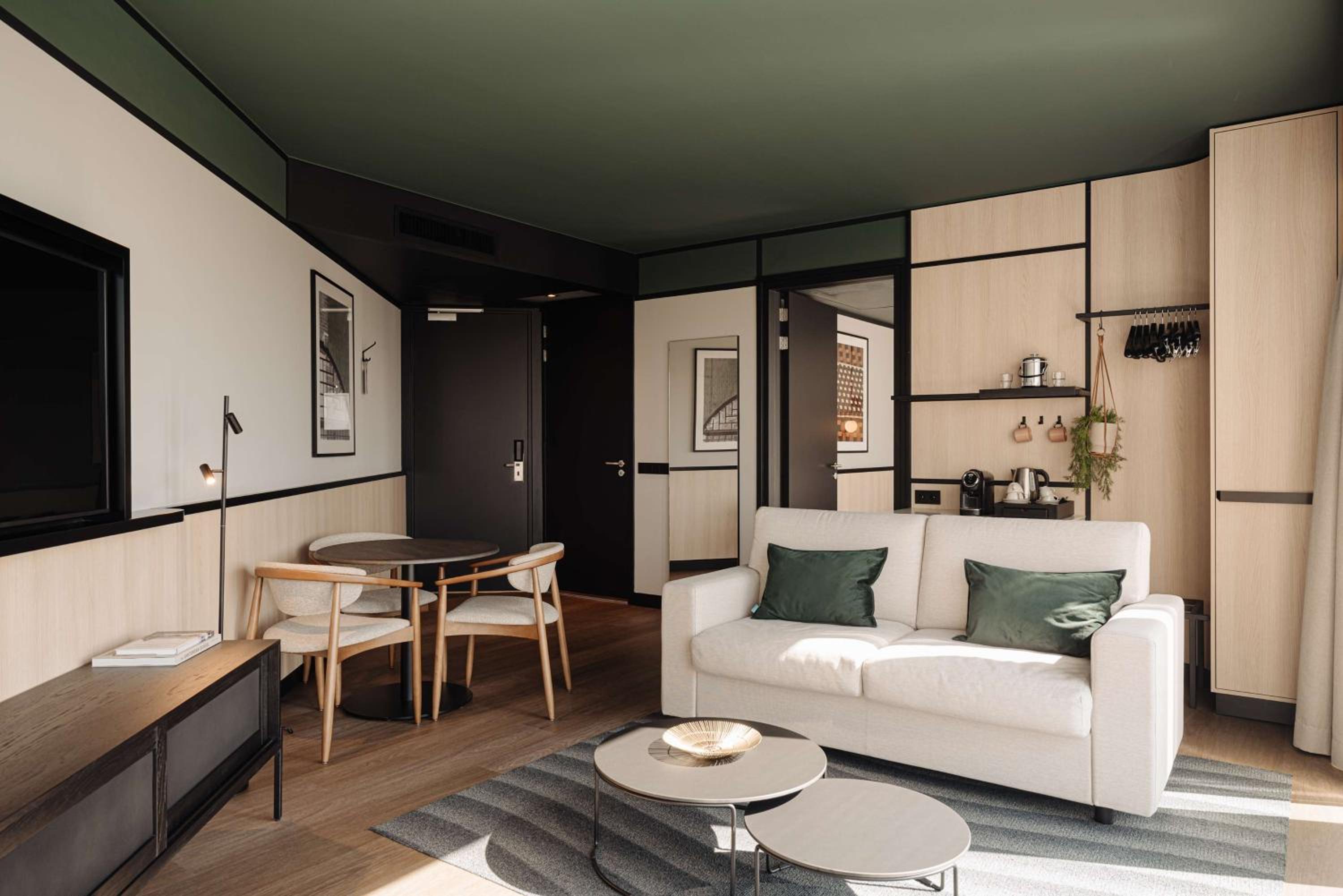 One-Bedroom Superior Suite with City View photo 2