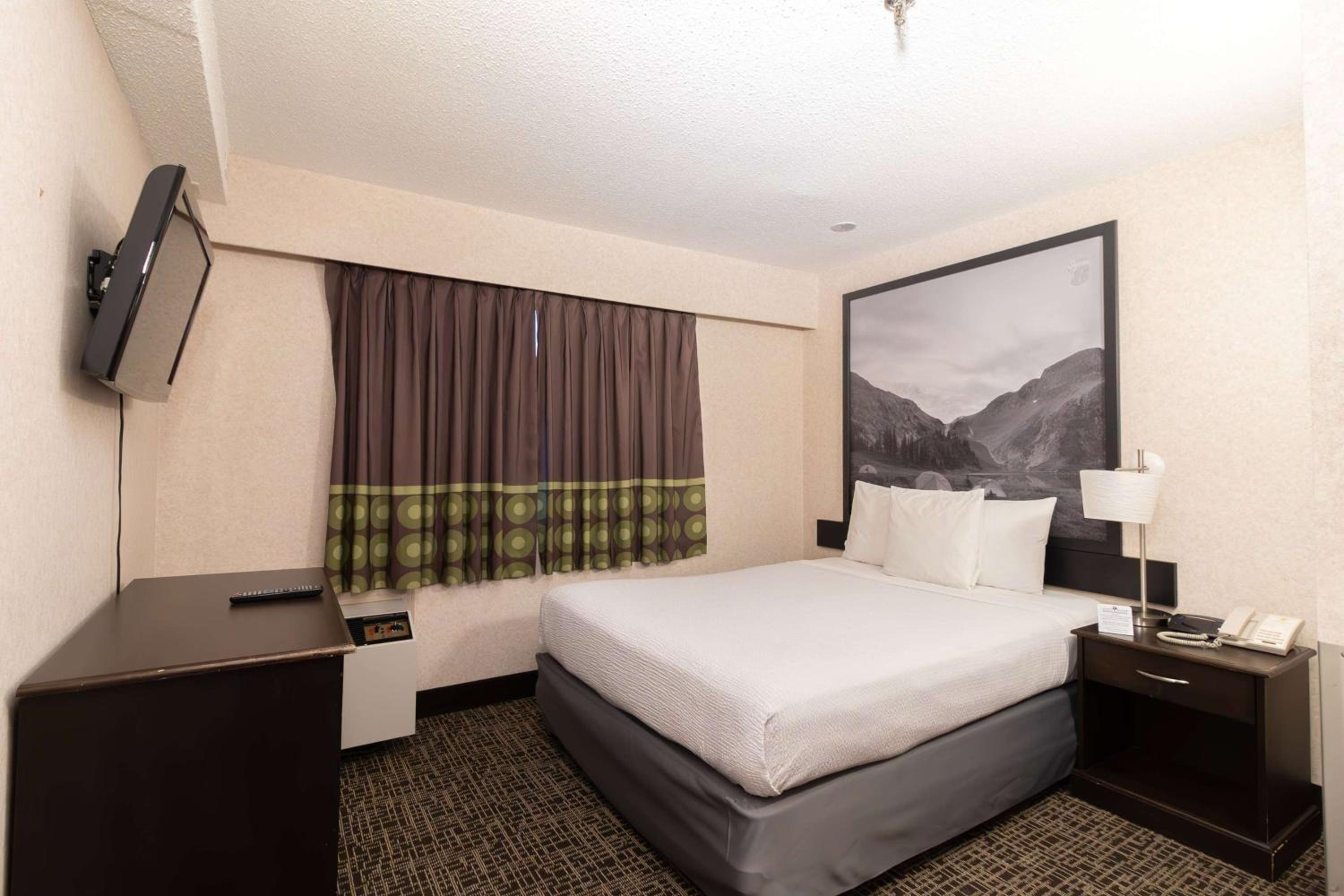 Deluxe Queen Room - Non-Smoking - Photo 1