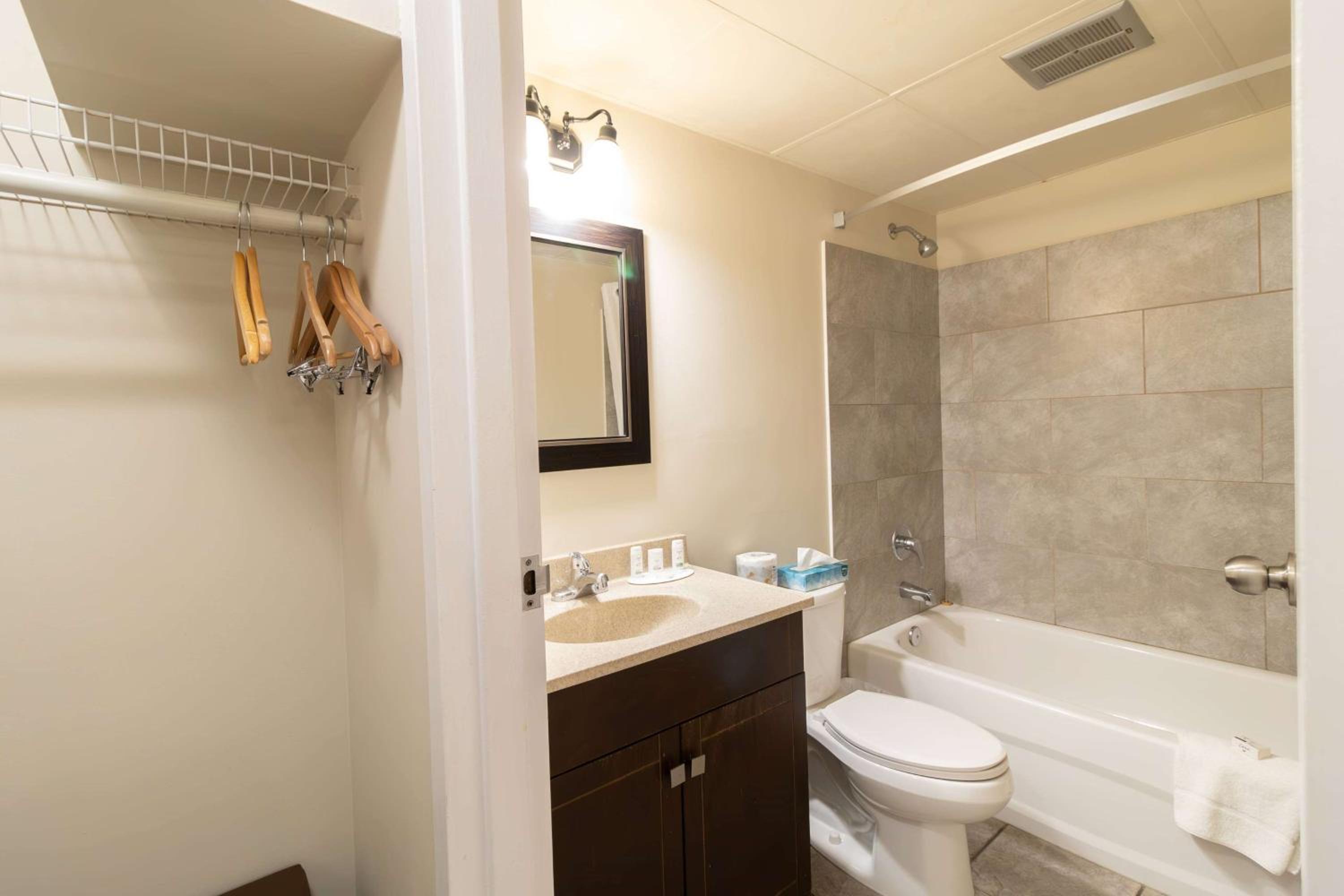 Deluxe Queen Room - Non-Smoking - Photo 2