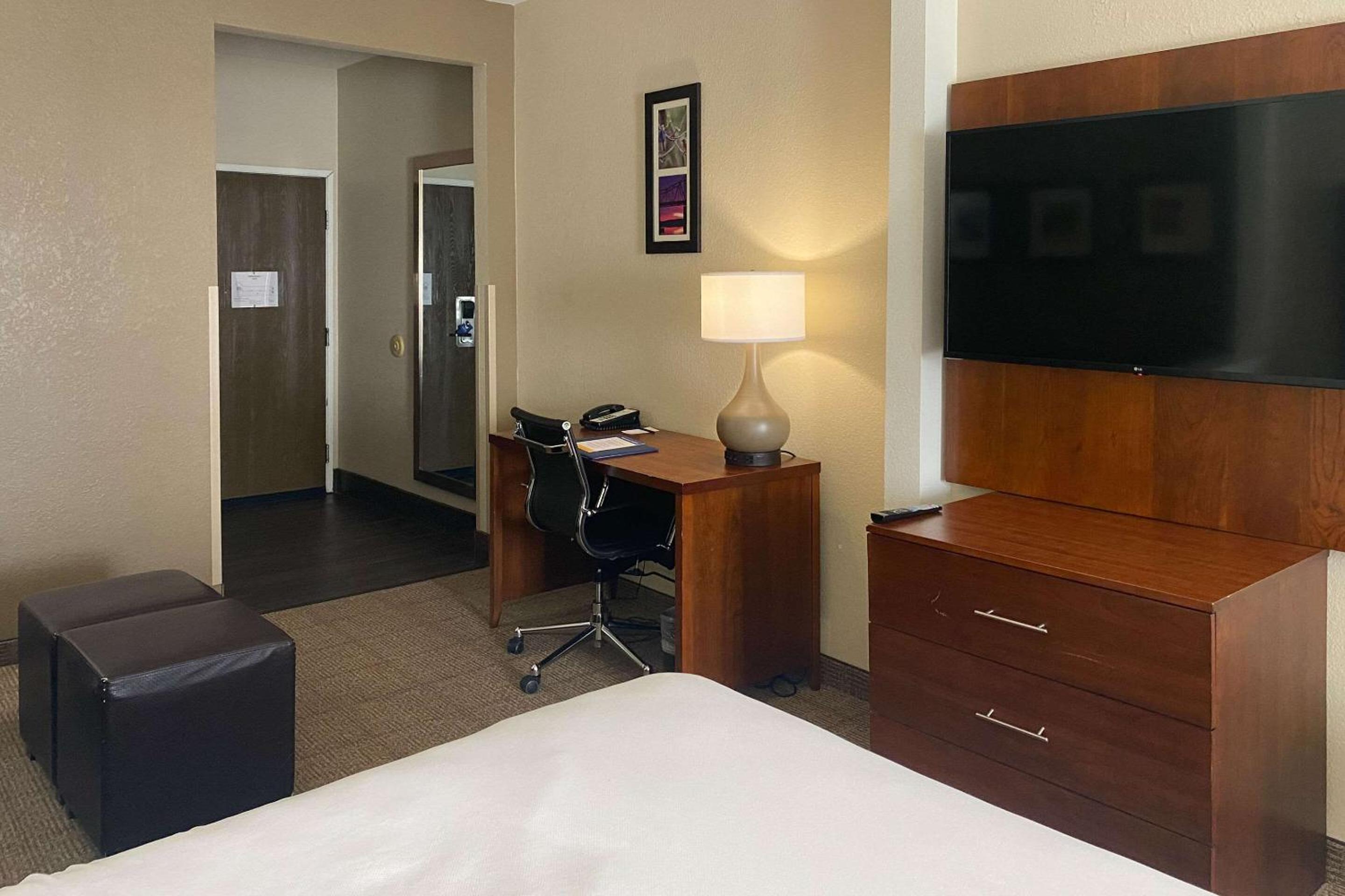 Queen Suite with Two Queen Beds - Non-Smoking - Photo 1