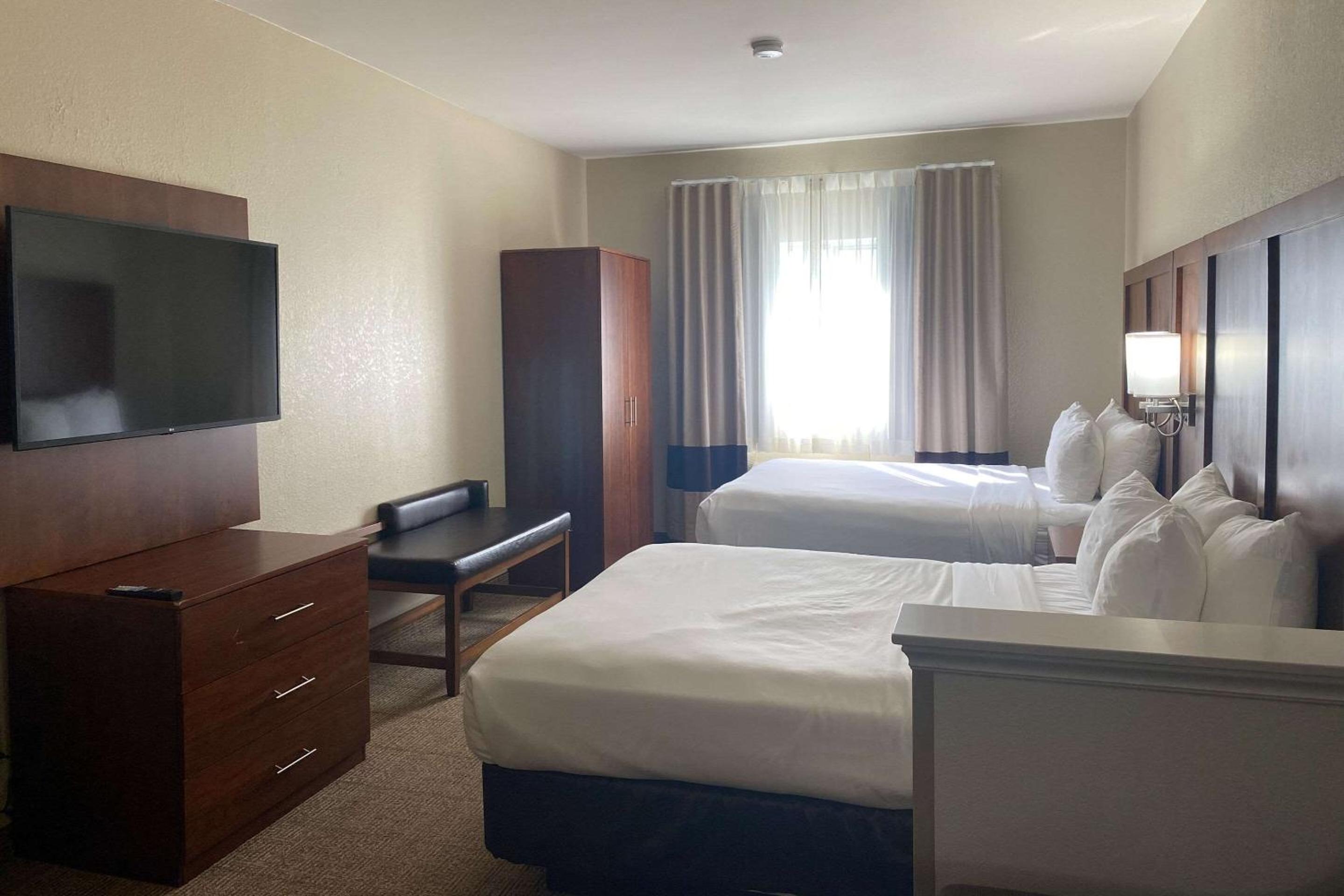 Queen Suite with Two Queen Beds - Non-Smoking - Photo 3