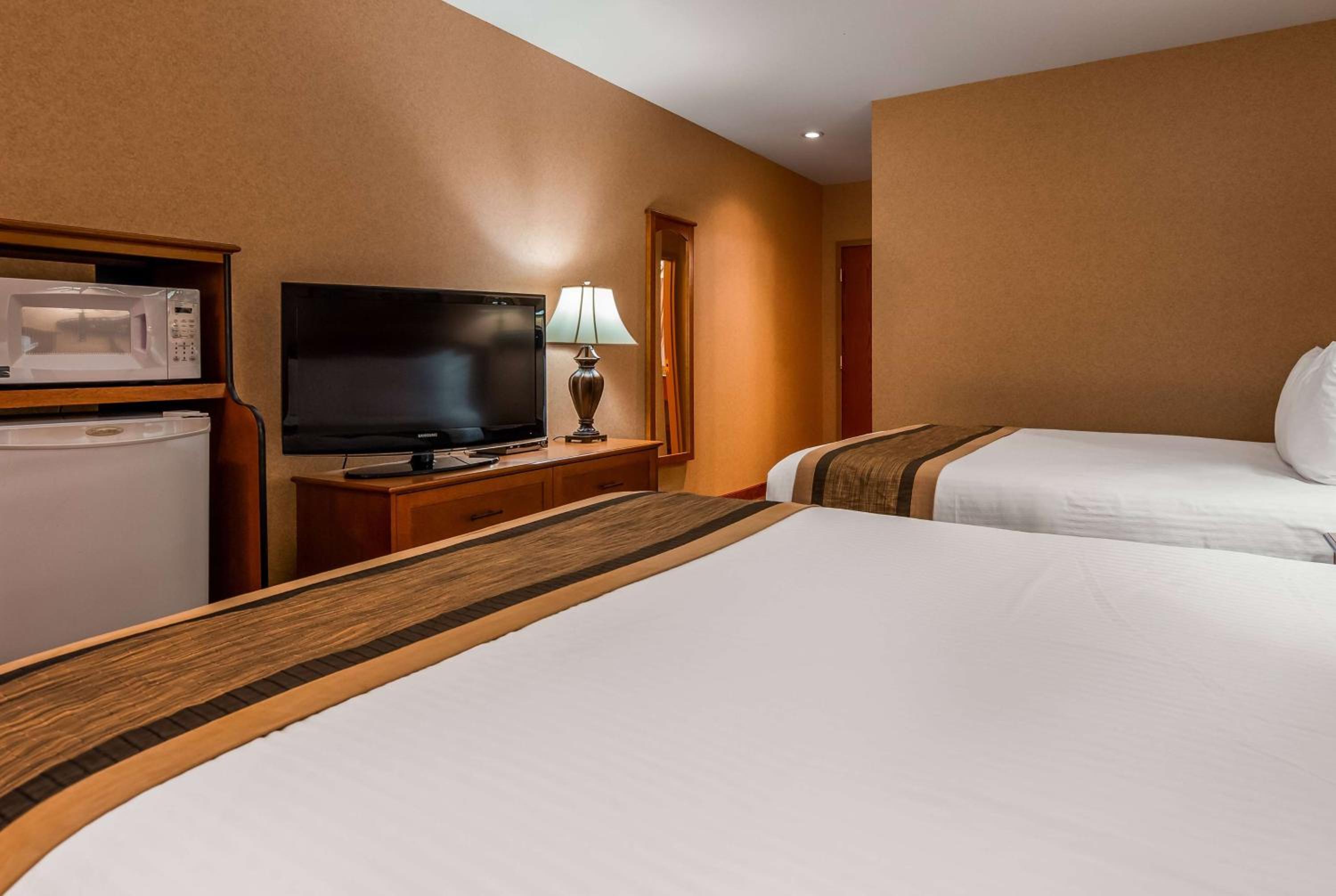 Deluxe Queen Suite with Two Queen Beds- Non-Smoking - Photo 4