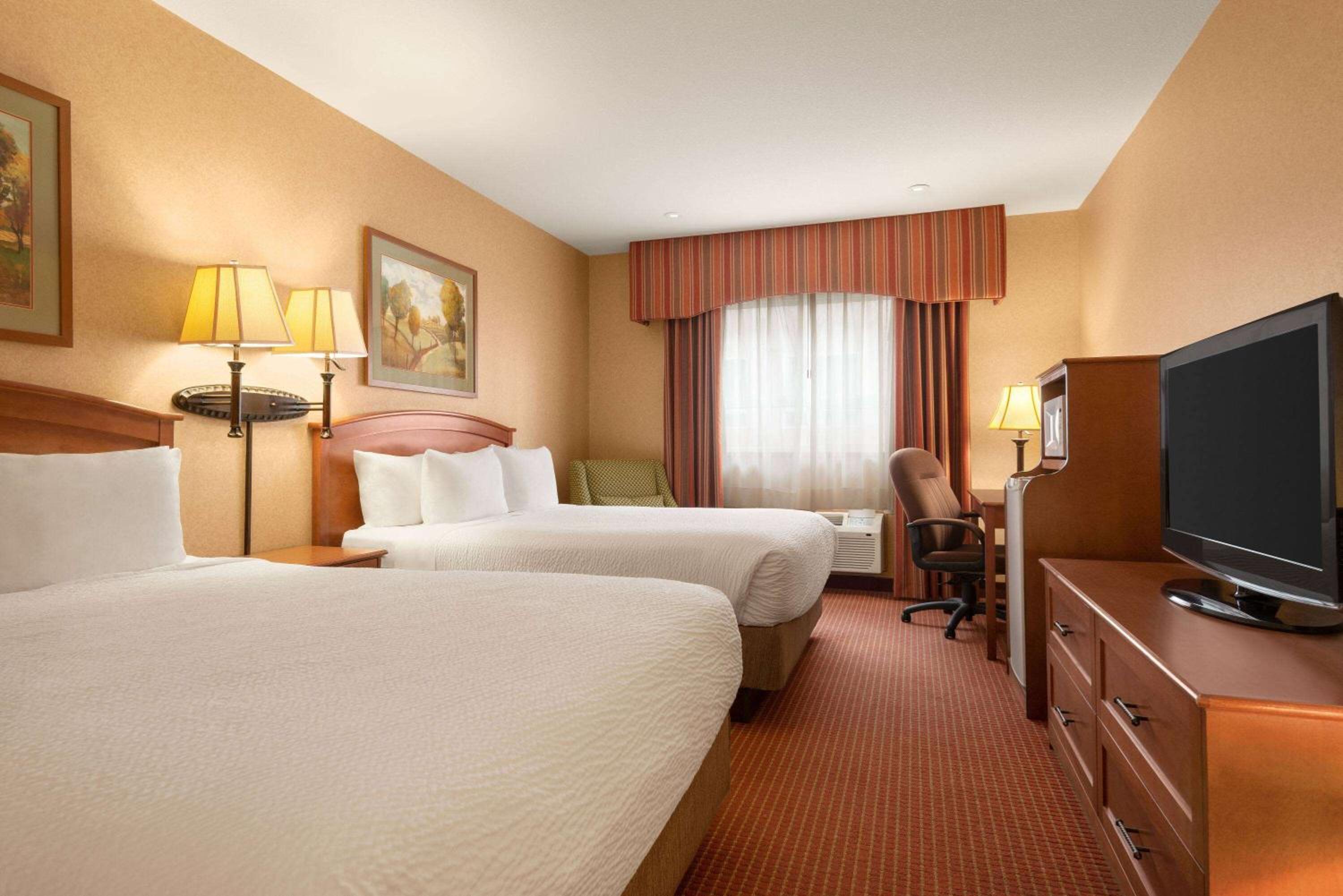 Queen Room with Two Queen Beds - Non-Smoking - Photo 1