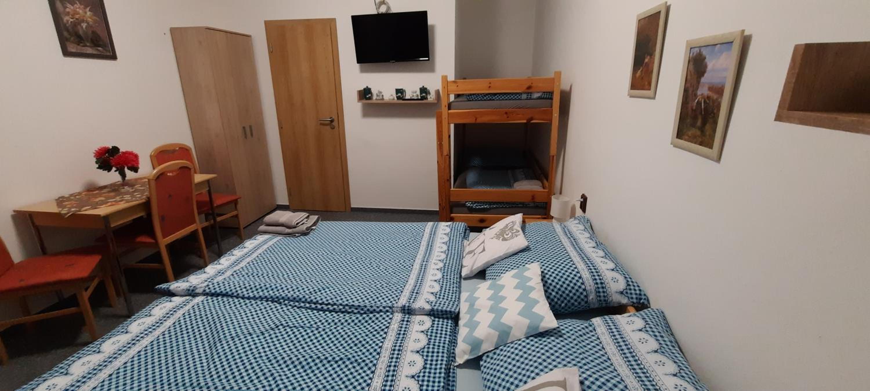Quadruple Room with Private Bathroom photo 1