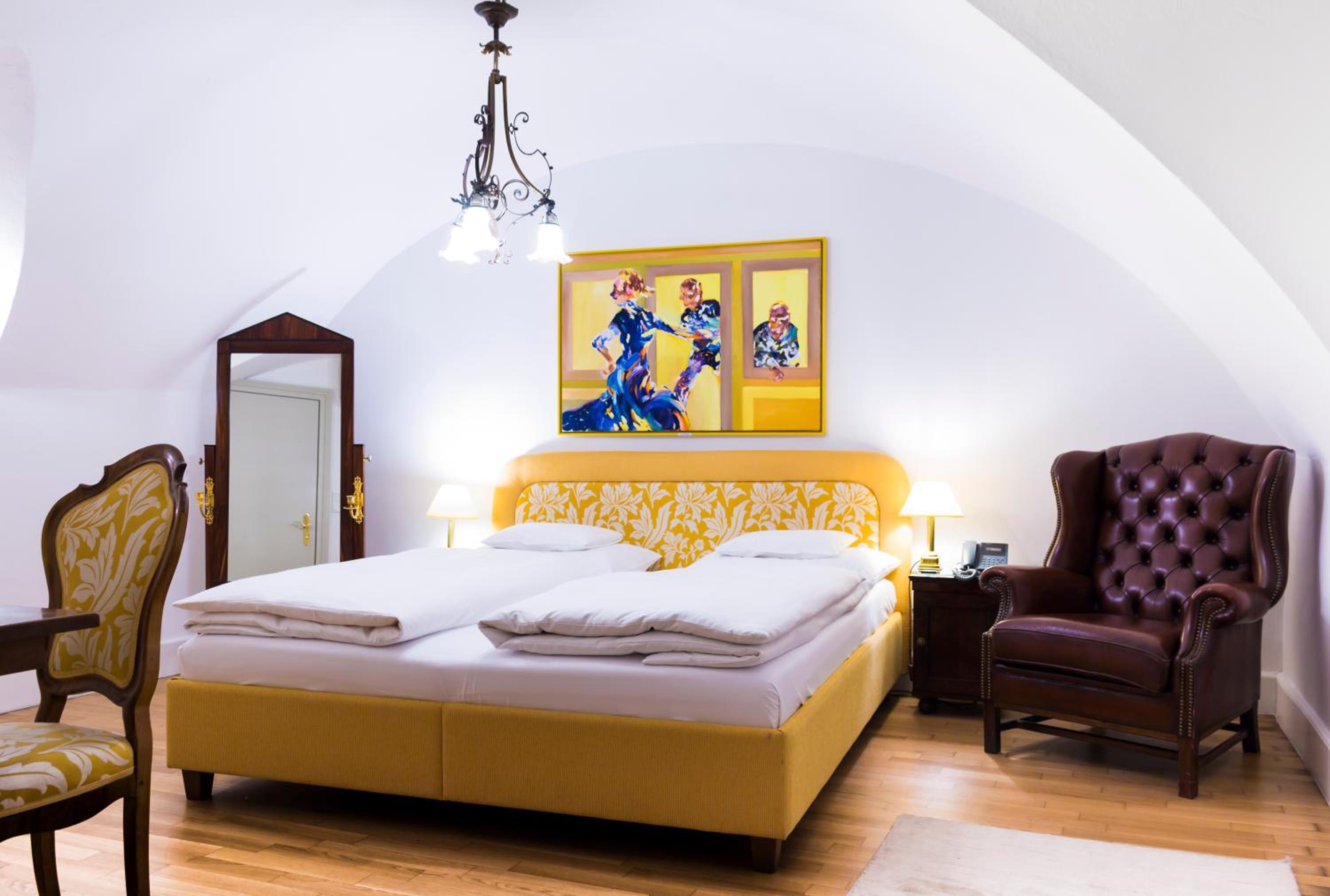 Suite - Photo 1