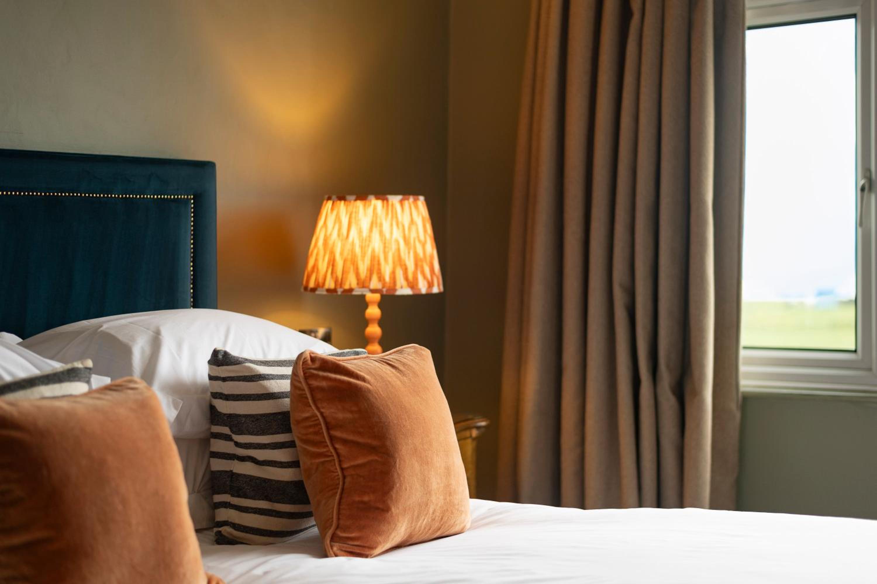 Deluxe King Room with Sea View - Photo 7