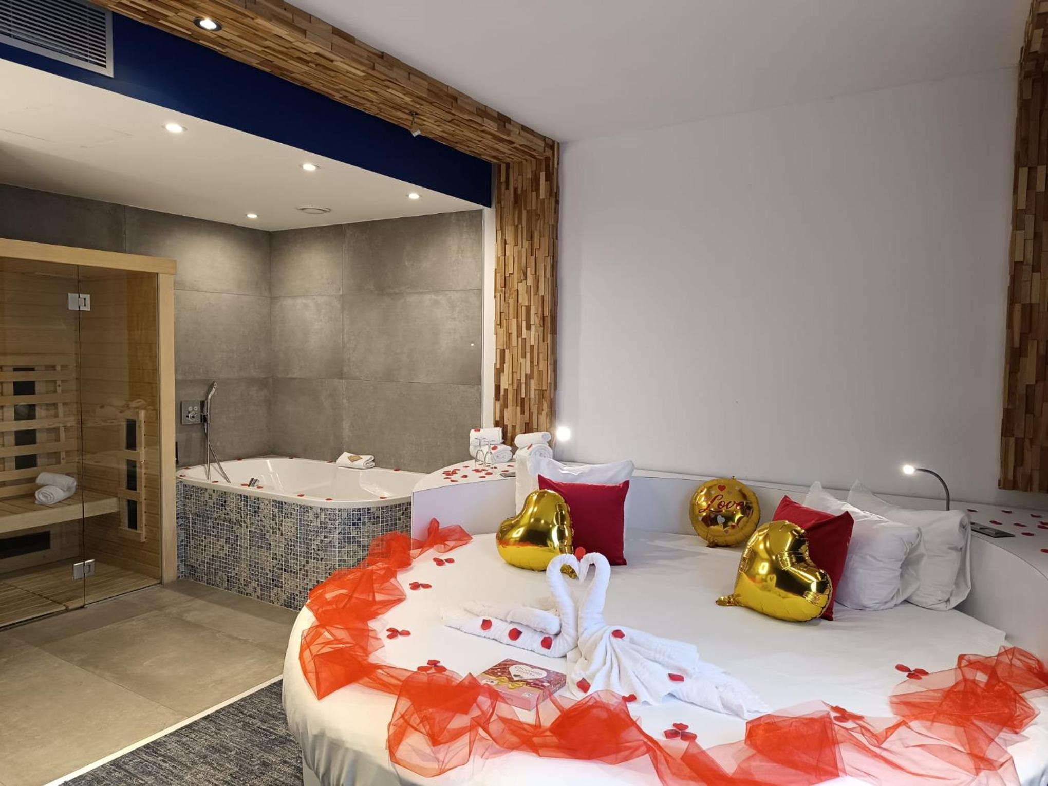 Suite with Spa Bath photo 3
