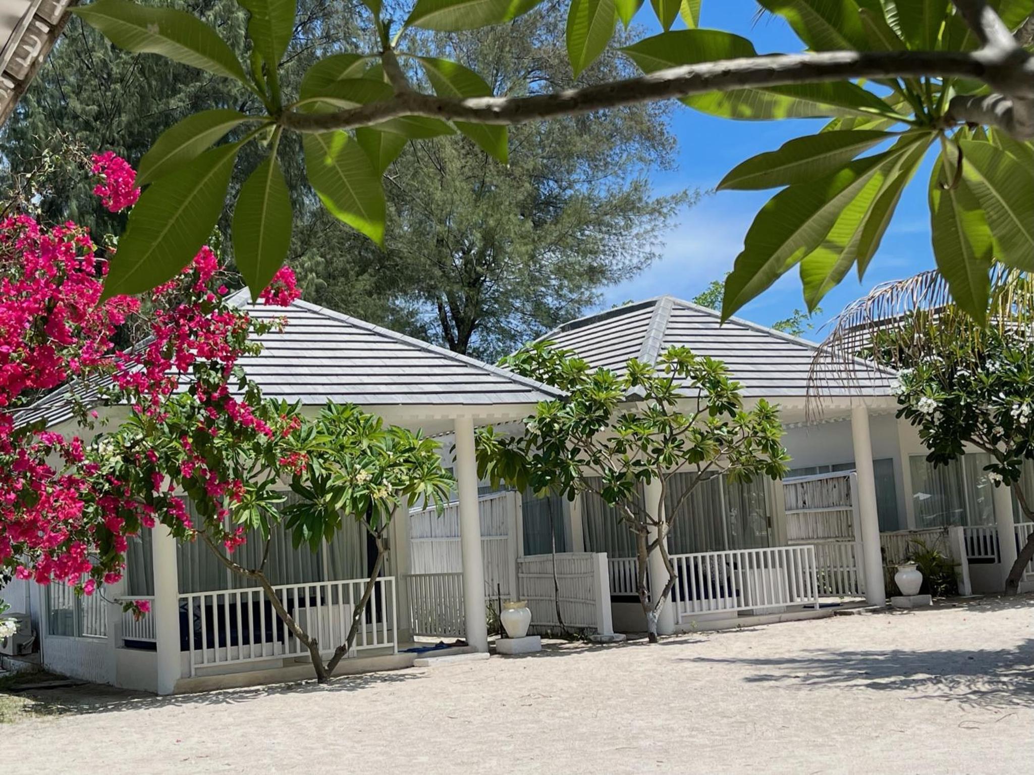 Beach Bungalow with Nature View - Photo 17