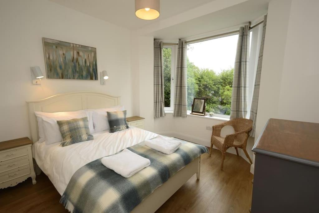 Six-Bedroom House photo 2