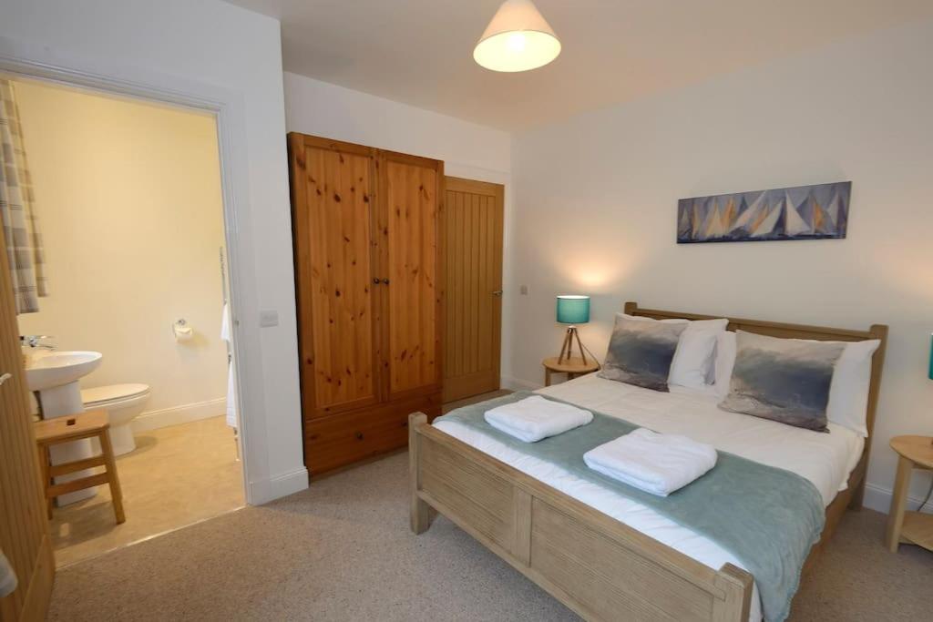 Six-Bedroom House photo 3