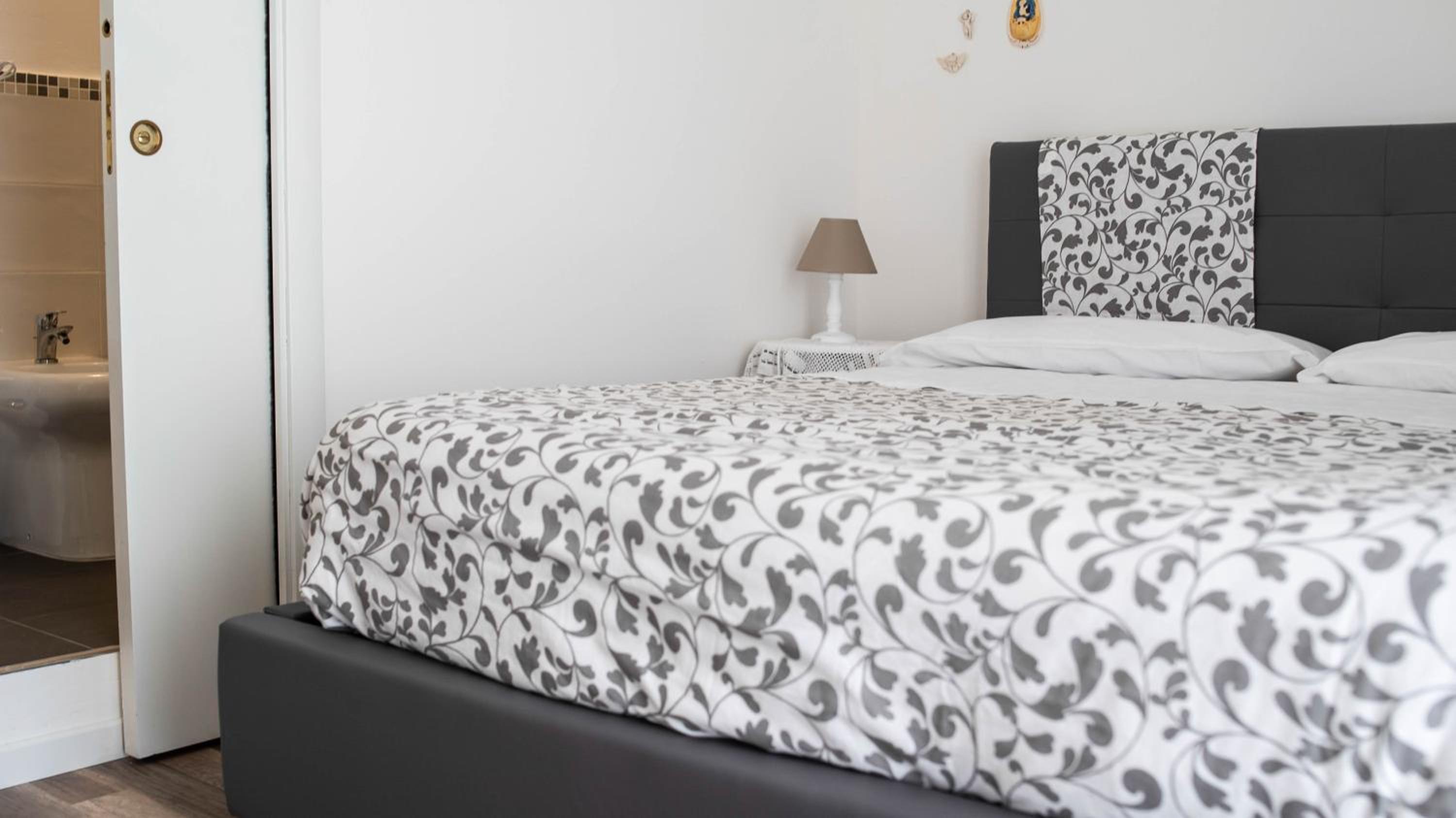 Double Room - Photo 32