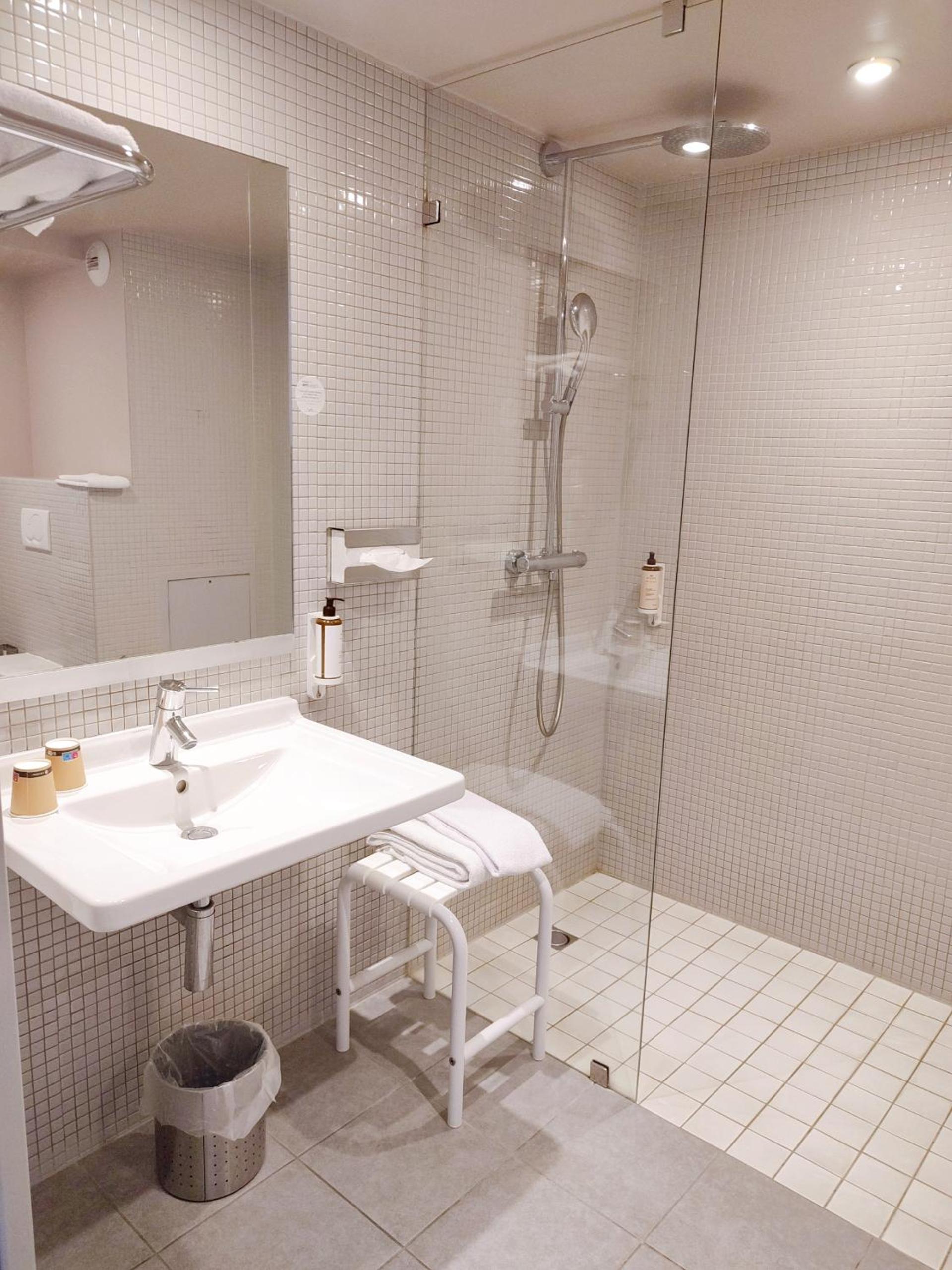 Room with Double Bed - Mobility Accessible  - Photo 3