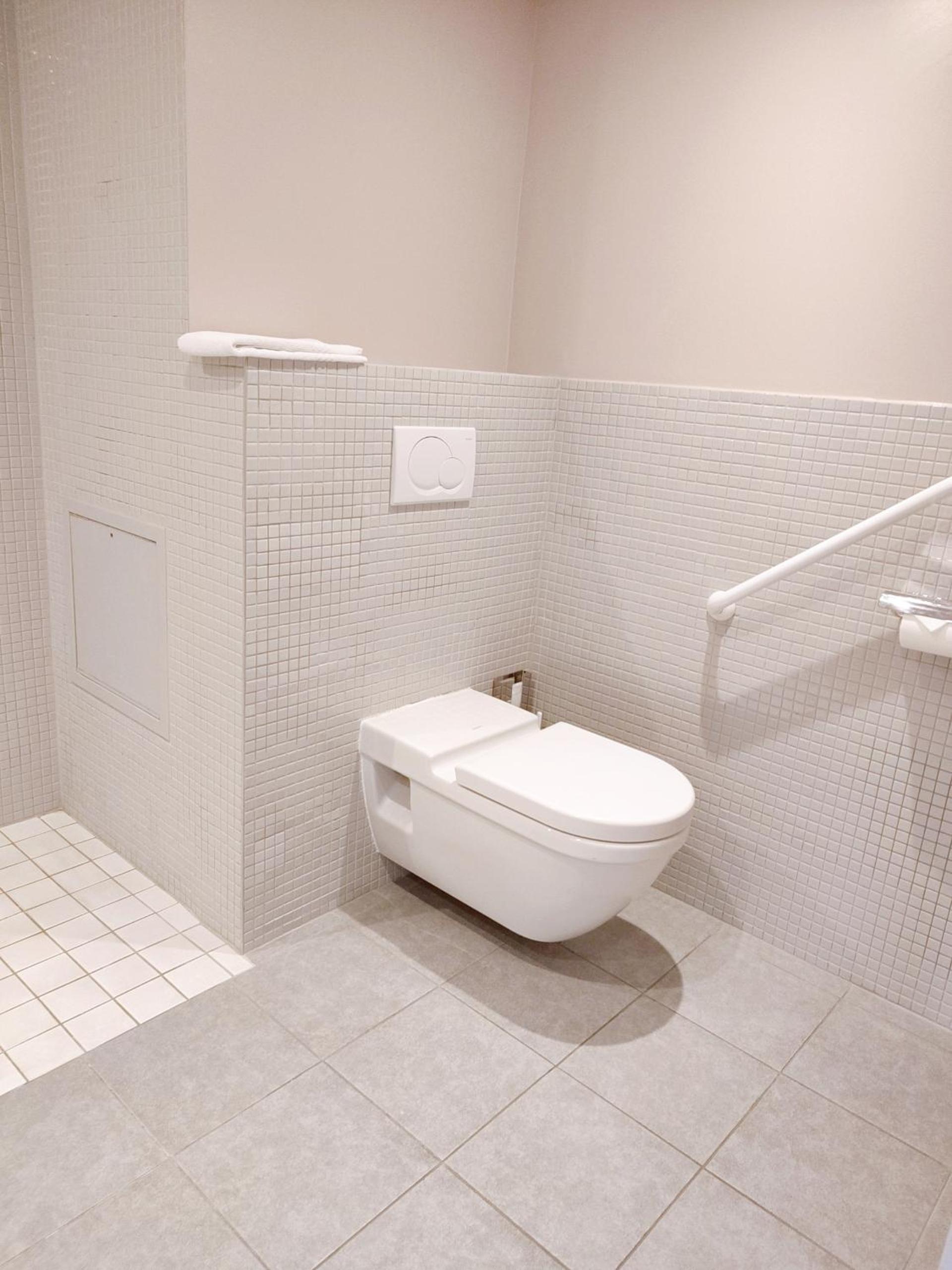 Room with Double Bed - Mobility Accessible  - Photo 2