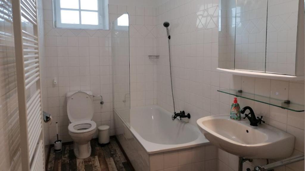 Apartment With Shower photo 3