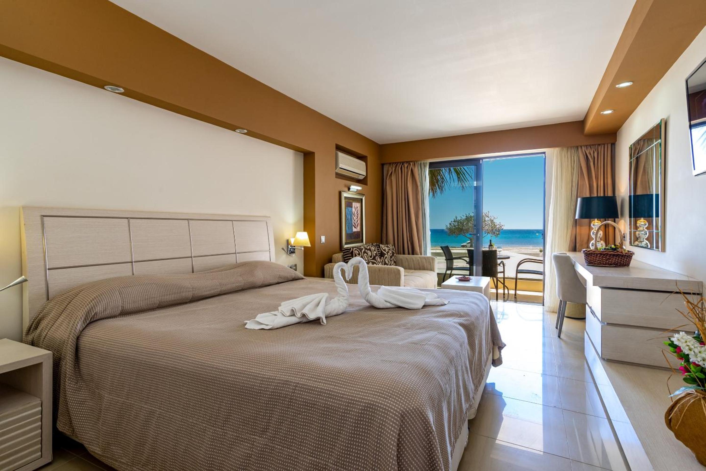 Double Room with Sea View thumbnail 5