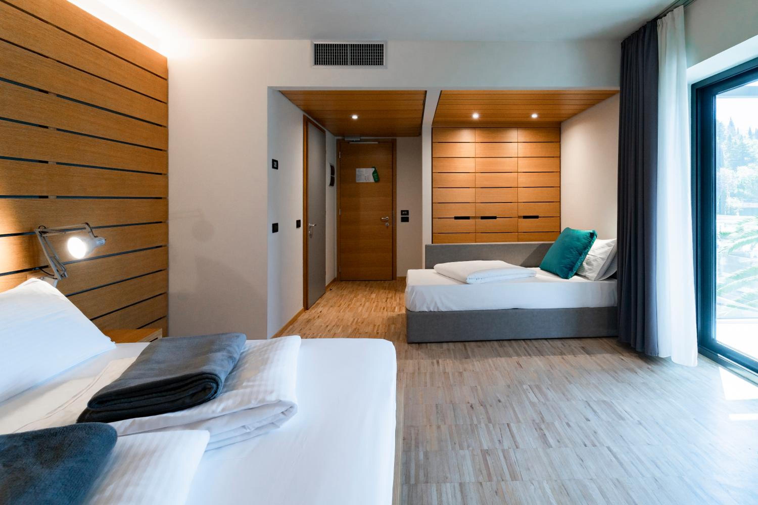 Premium Panorama Room with Lake View - Photo 4
