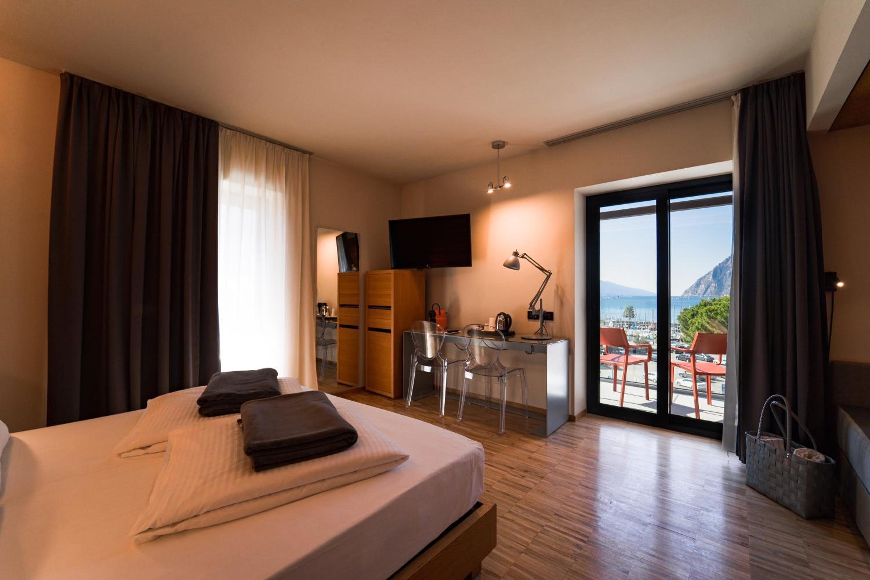 Premium Panorama Room with Lake View - Photo 2