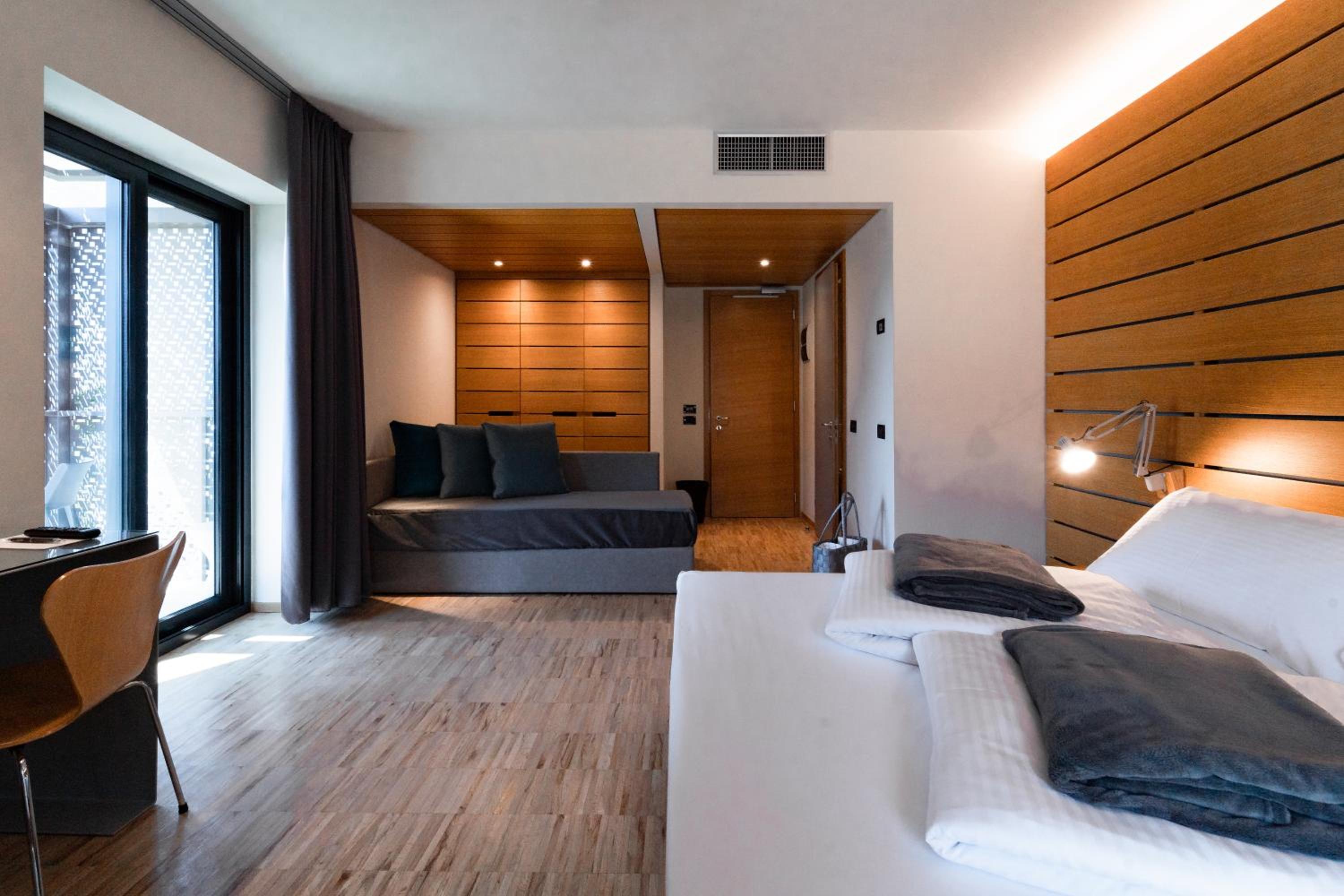 Premium Panorama Room with Lake View - Photo 20
