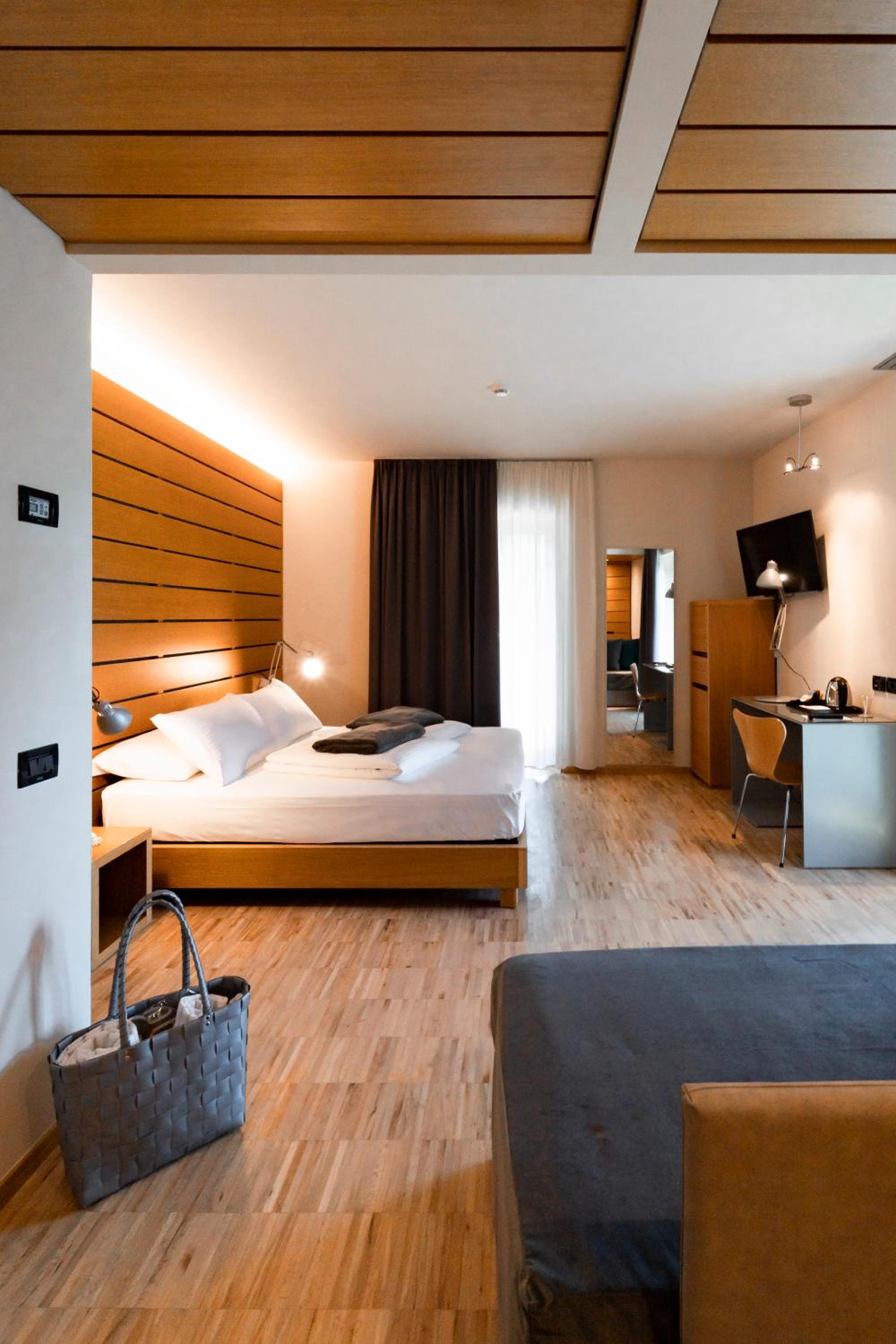 Premium Panorama Room with Lake View - Photo 19