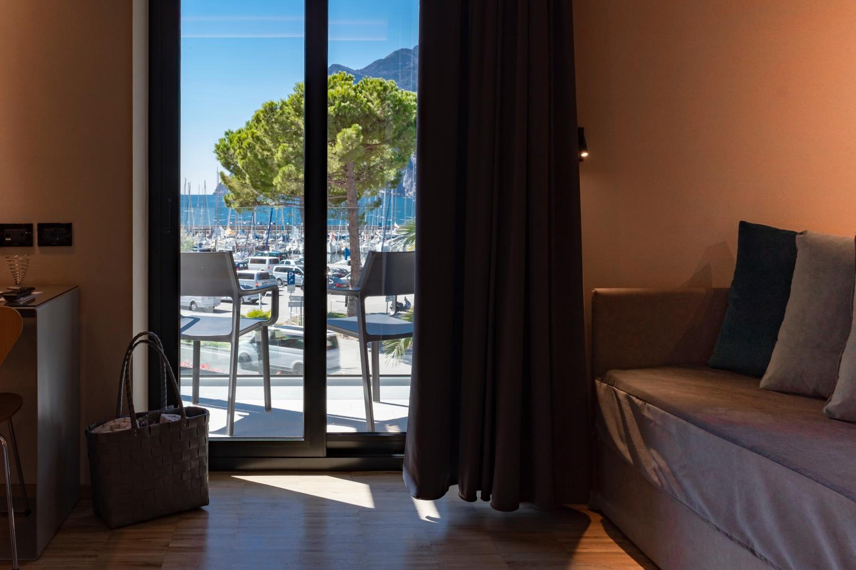 Premium Room with Lake View - Photo 4
