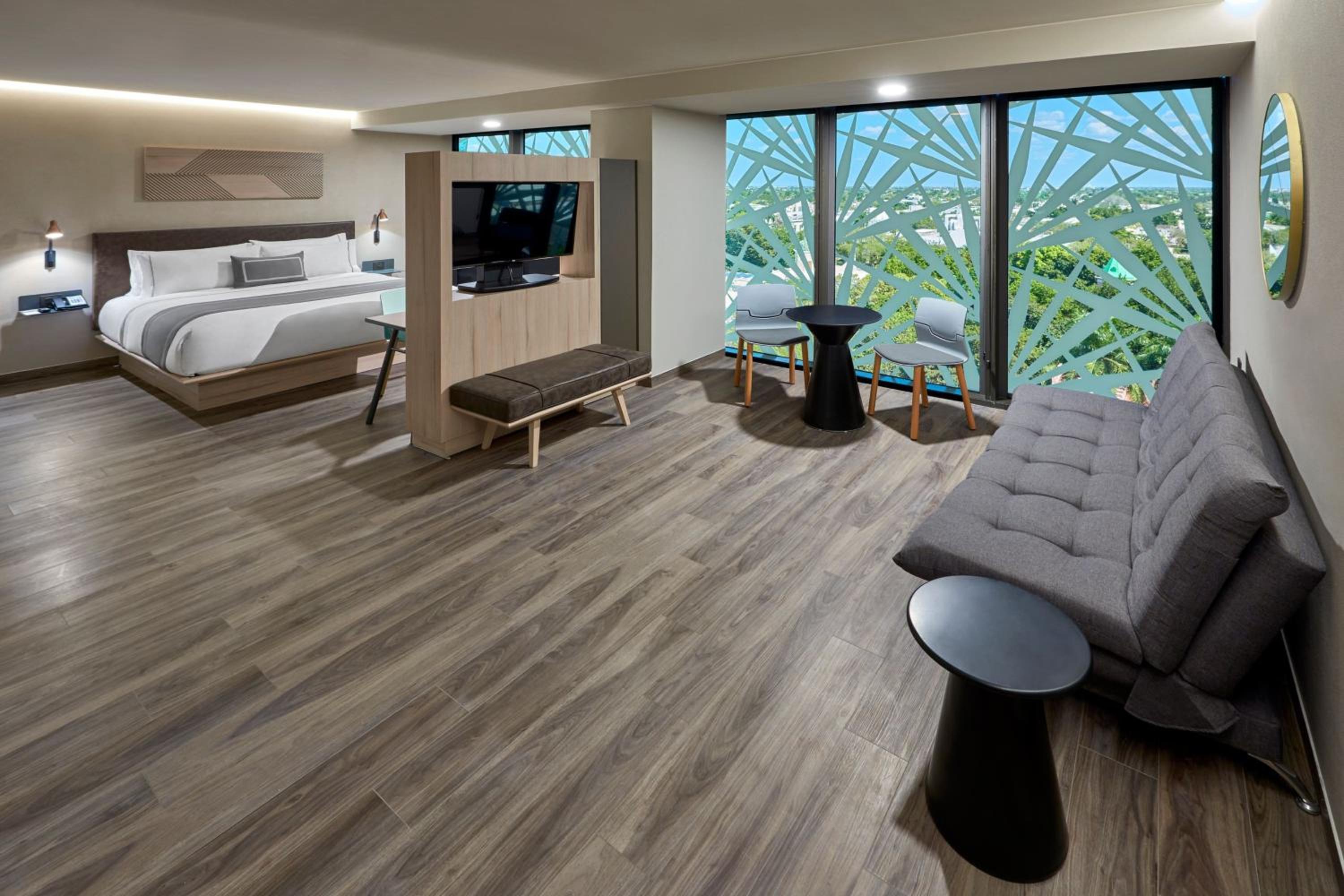Queen Room thumbnail 6