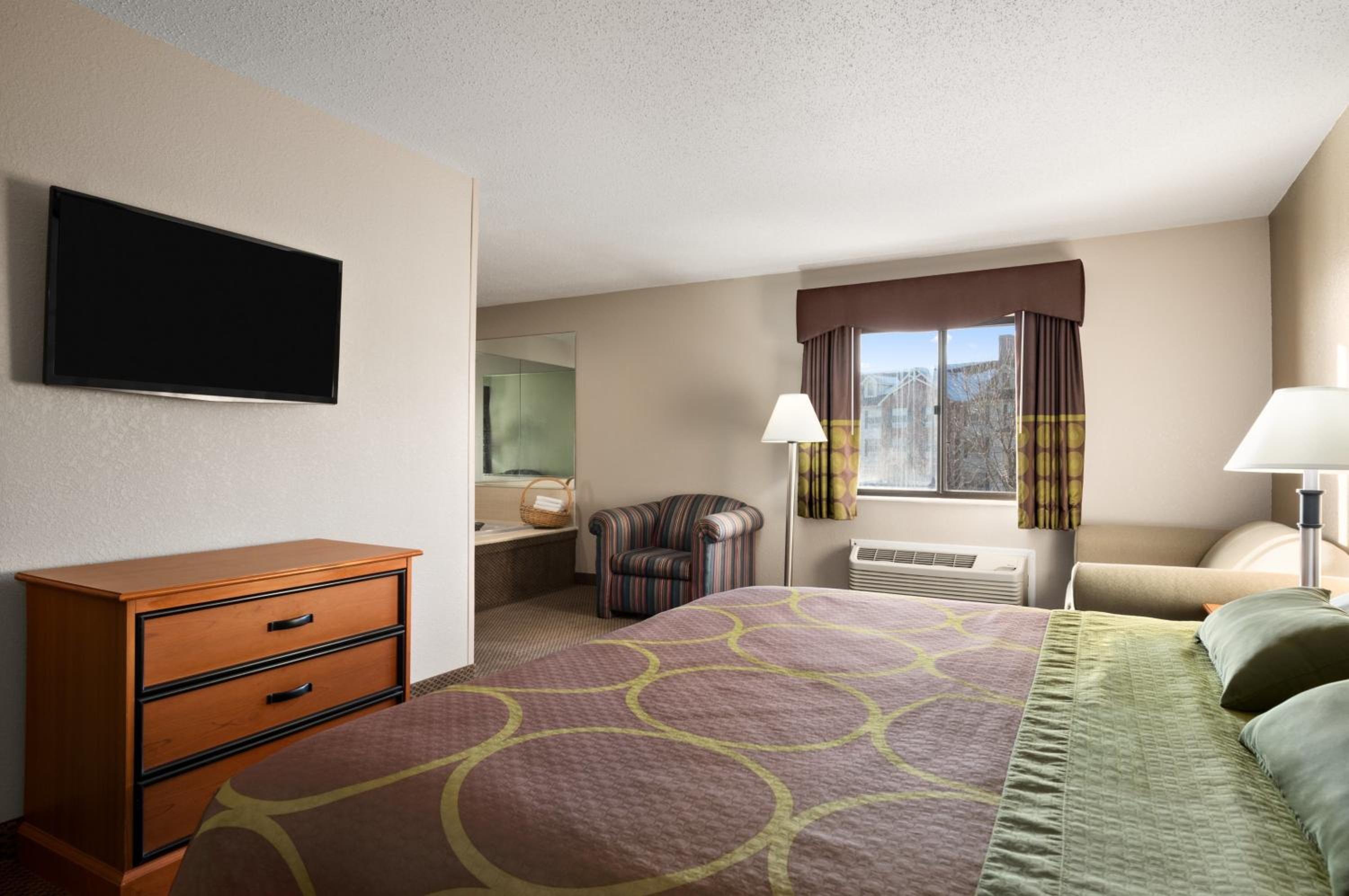 King Suite - Non-Smoking photo 1