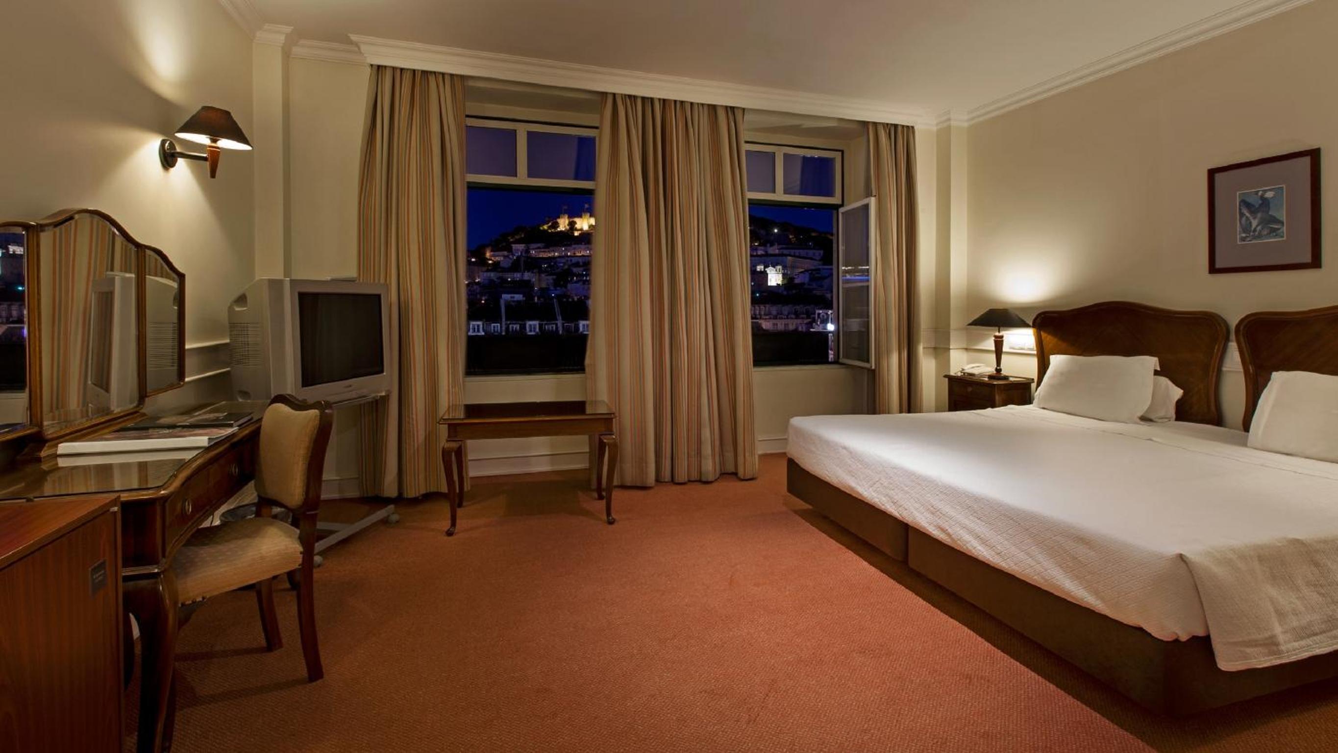 Double or Twin Room with Rossio Square view - Photo 1
