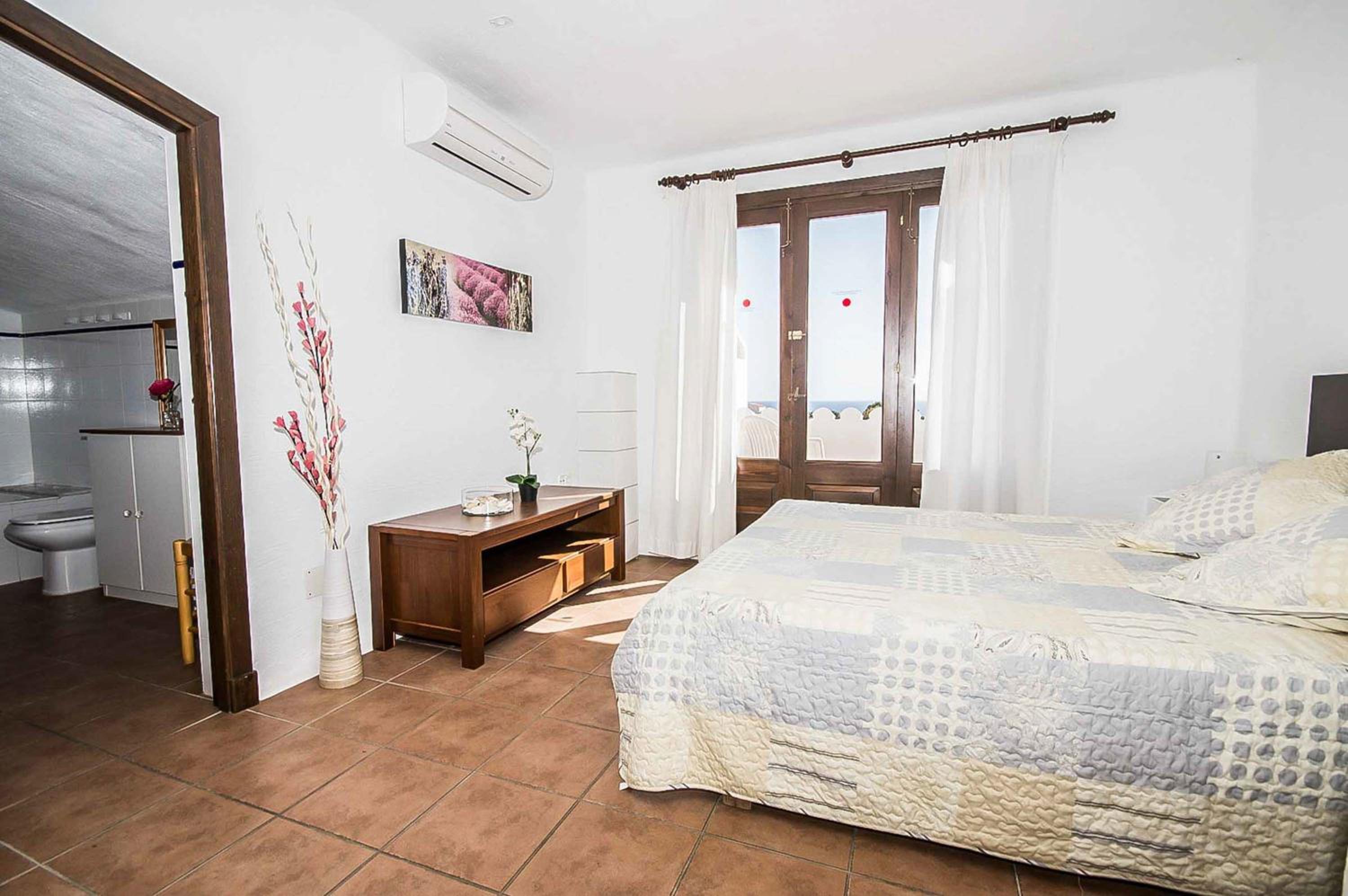 Six-Bedroom Villa  photo 3