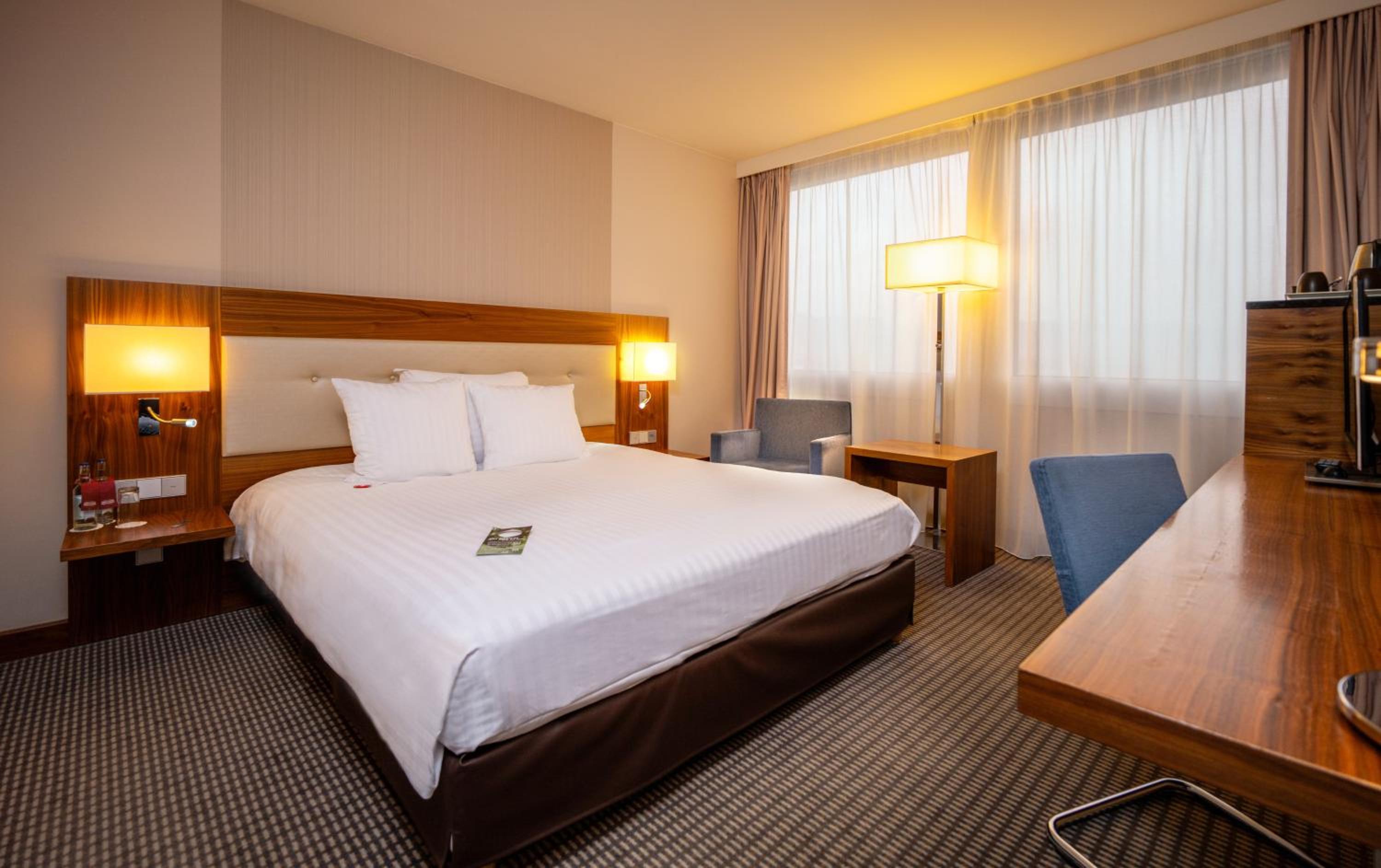 Deluxe King Room - Photo 1