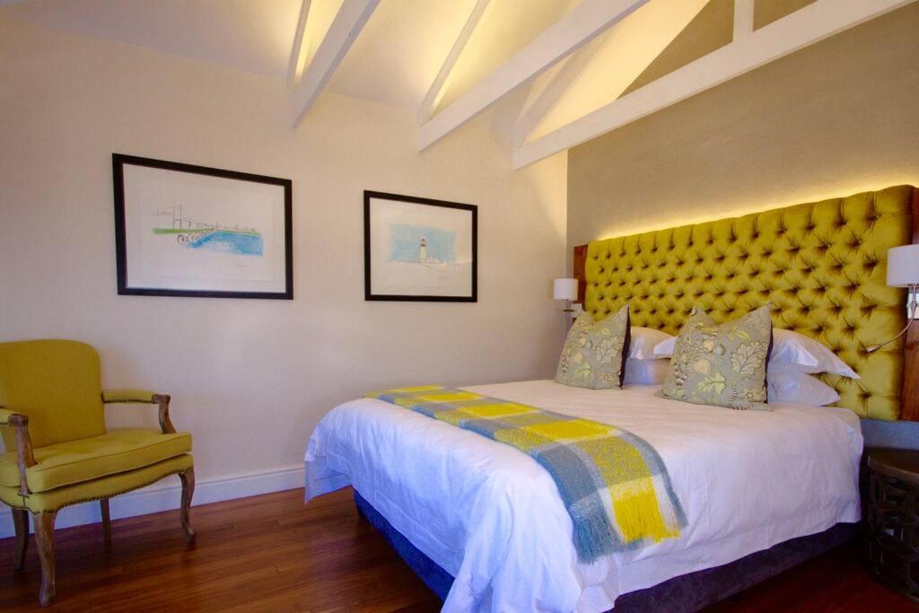 Six-Bedroom House photo 3
