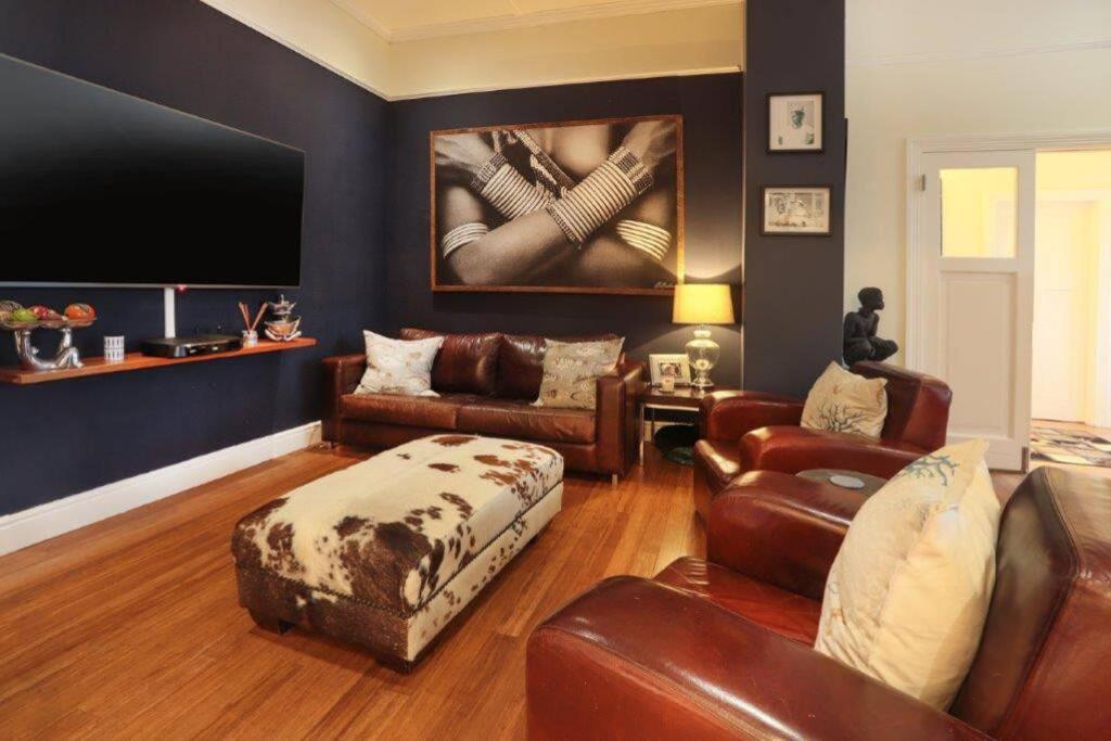 Six-Bedroom House photo 1