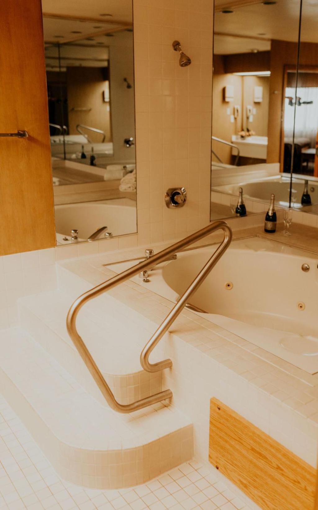 King Suite with Spa Bath photo 2
