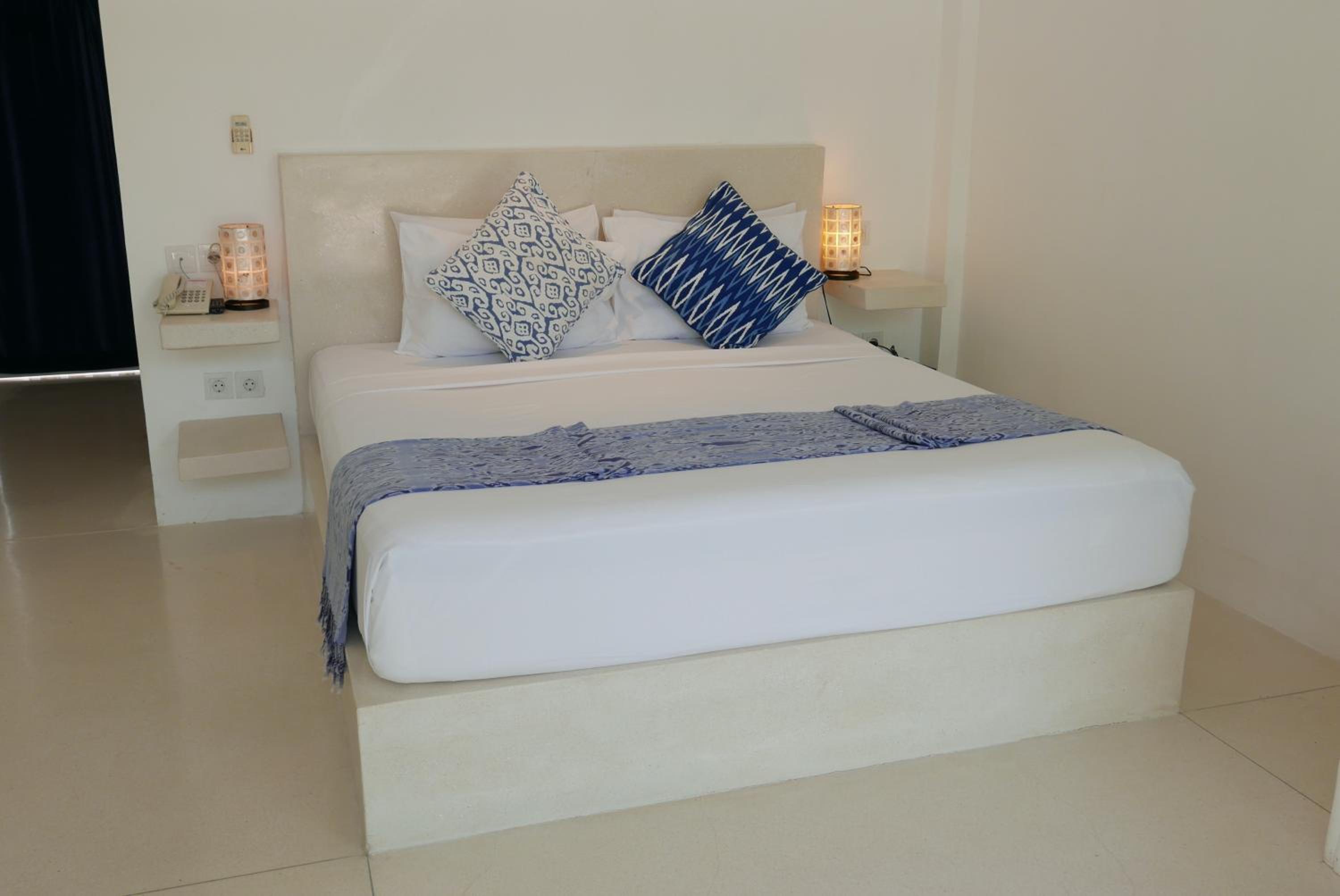 Standard Double Room with Balcony - Photo 10