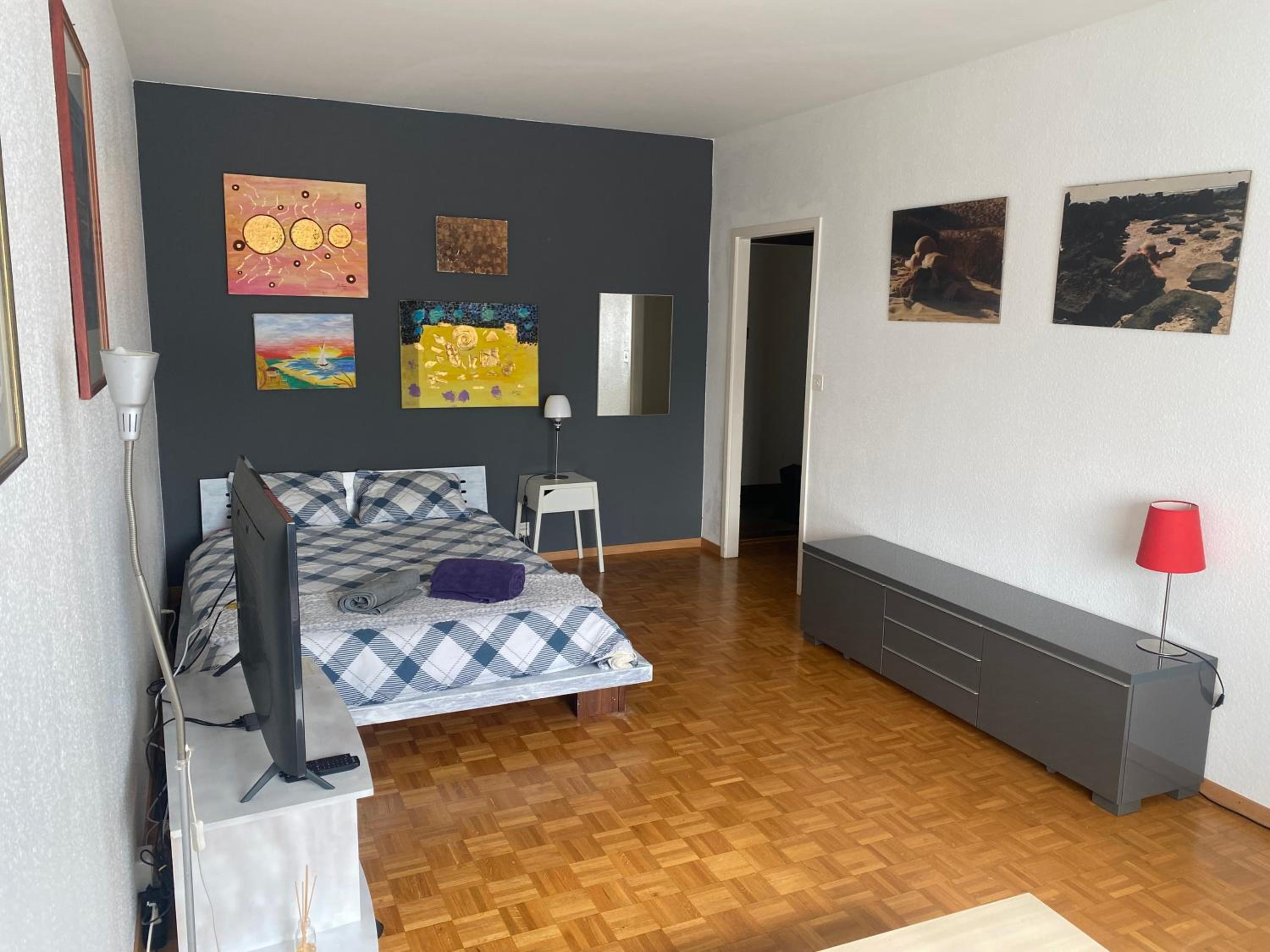 One-Bedroom Apartment photo 1