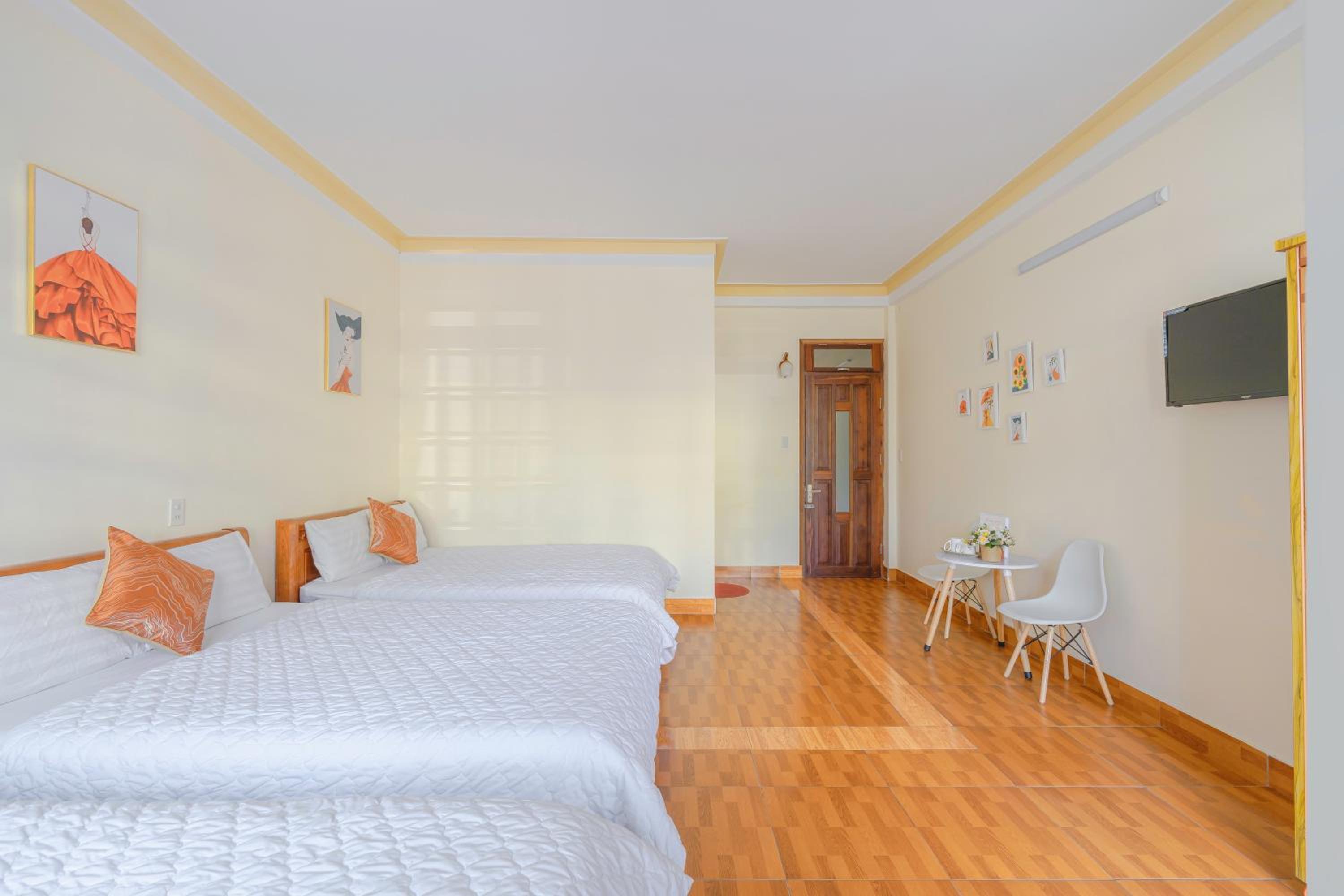 Six-Bedroom House photo 2