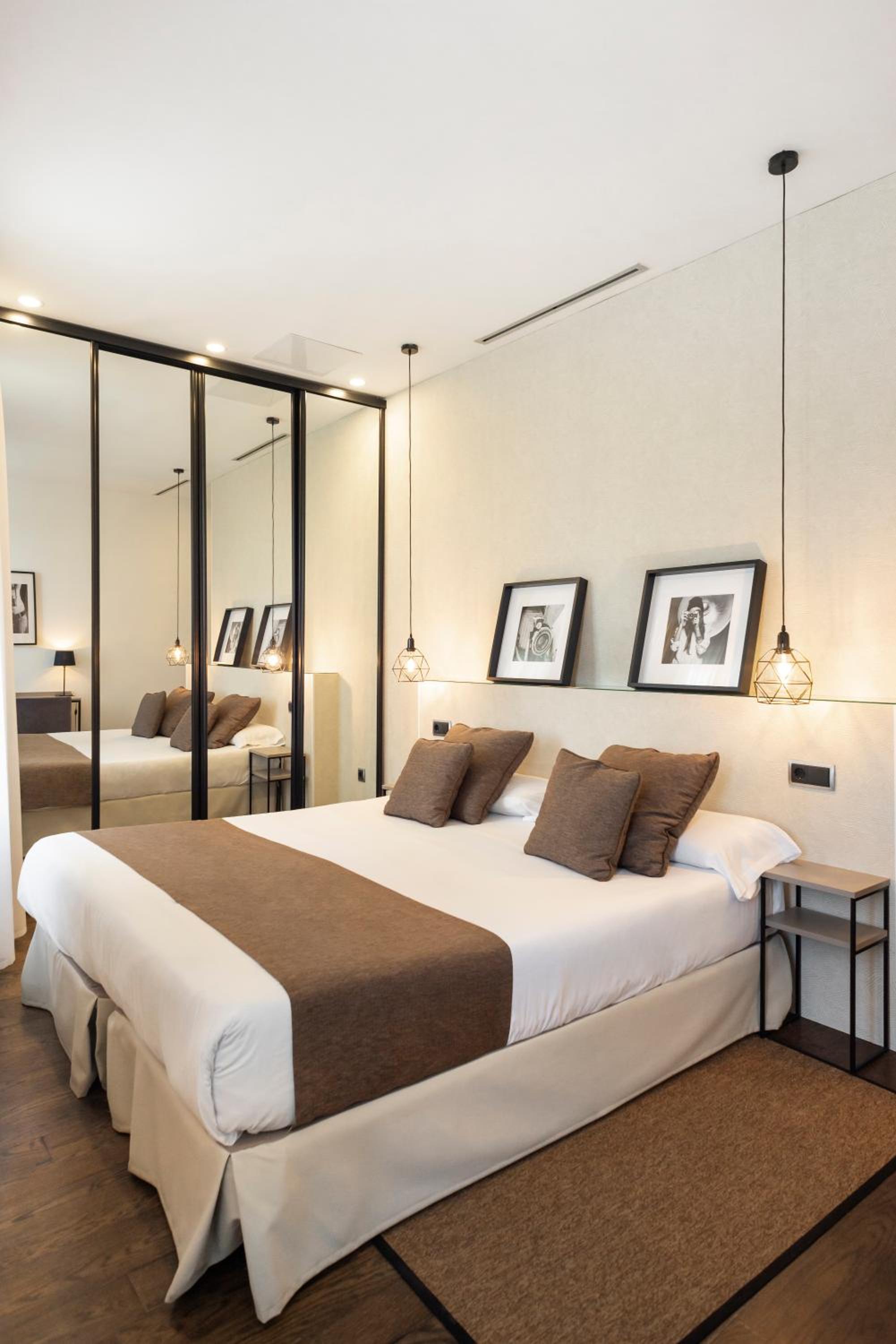 Double Room with Balcony - Photo 7
