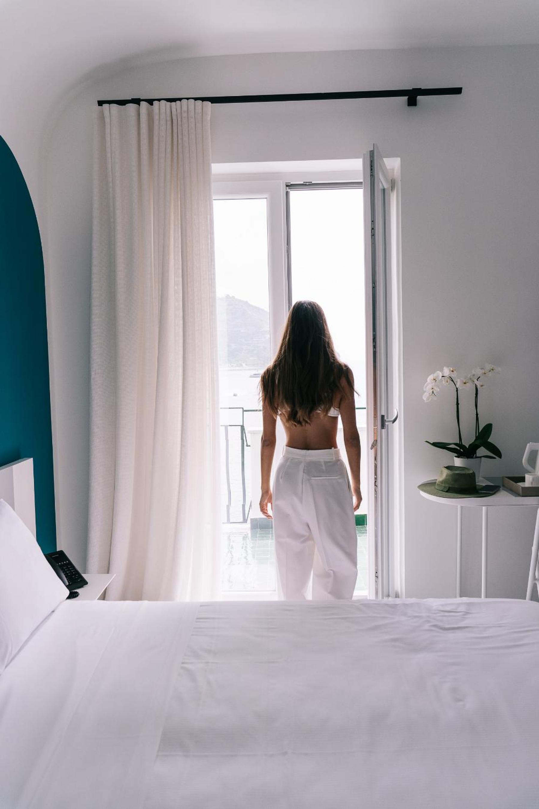 Deluxe Room with Balcony and Sea View - Photo 17