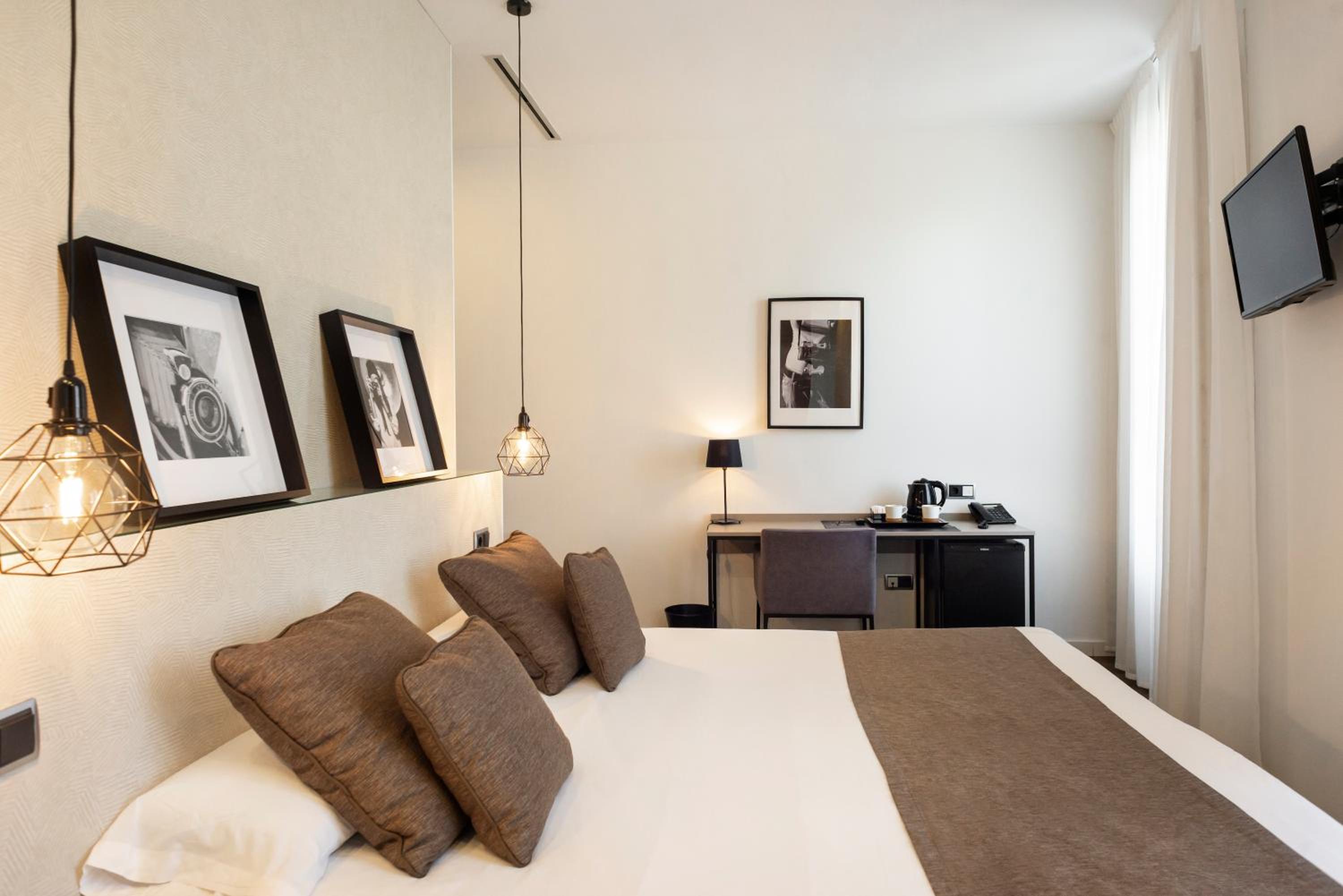 Double Room with Balcony - Photo 8