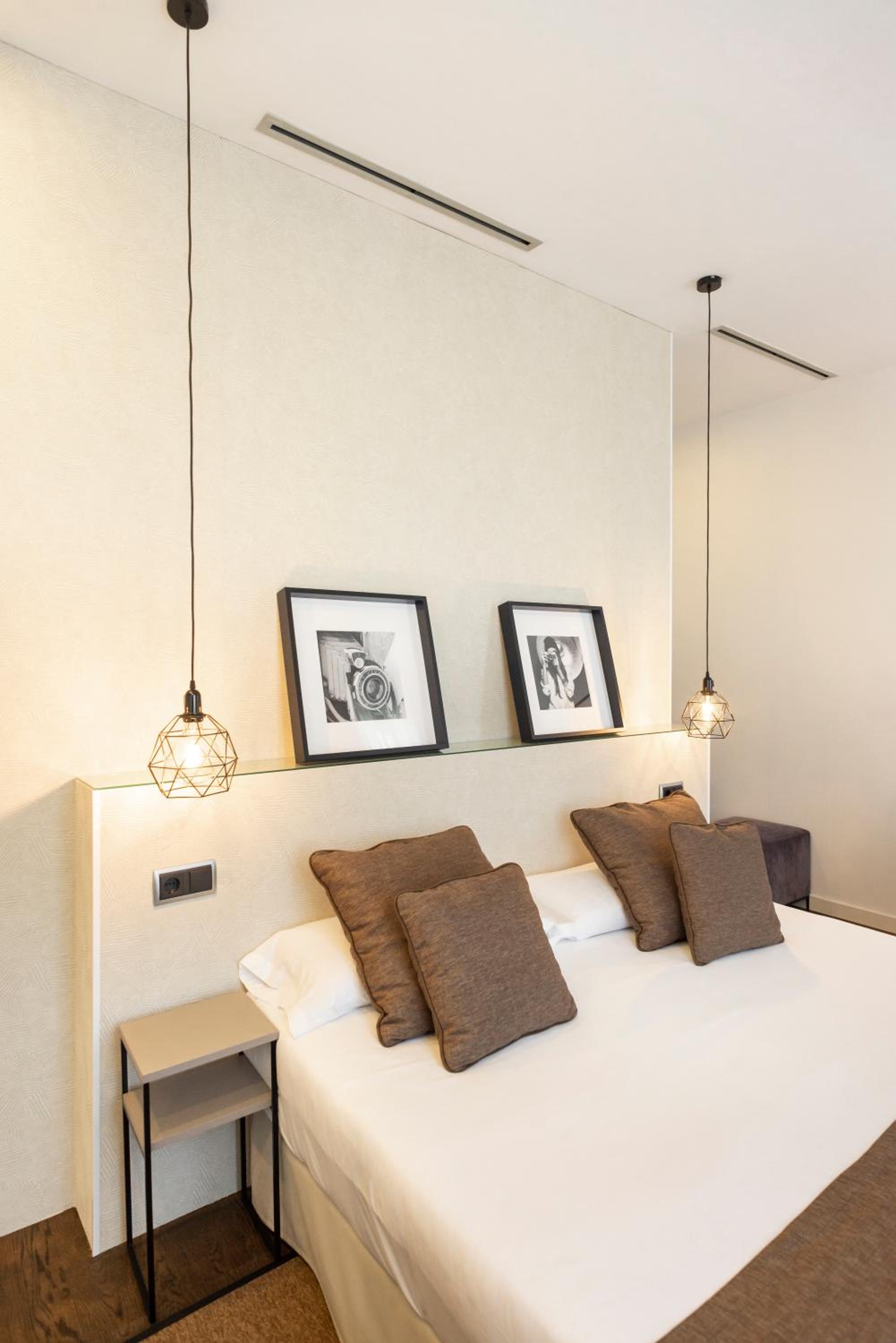 Double Room with Balcony - Photo 9