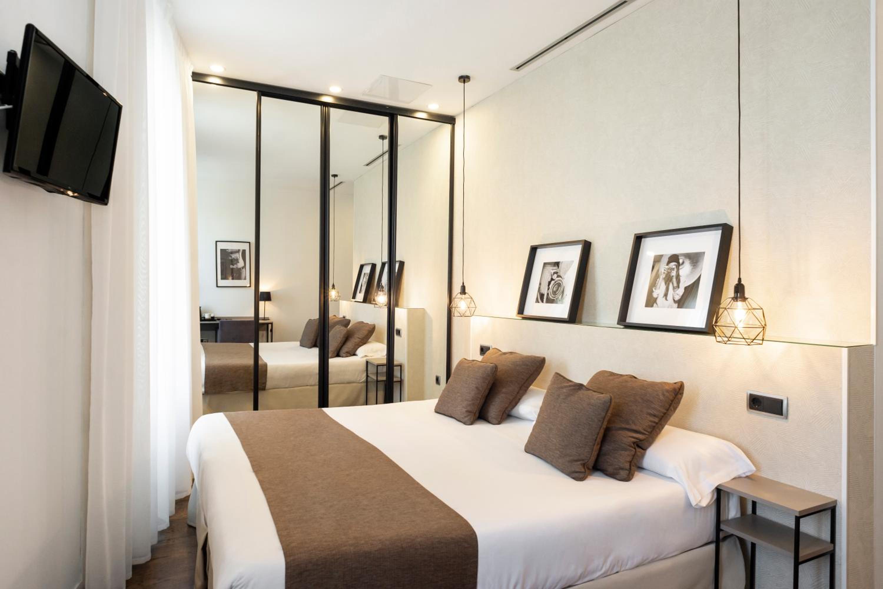 Double Room with Balcony - Photo 10