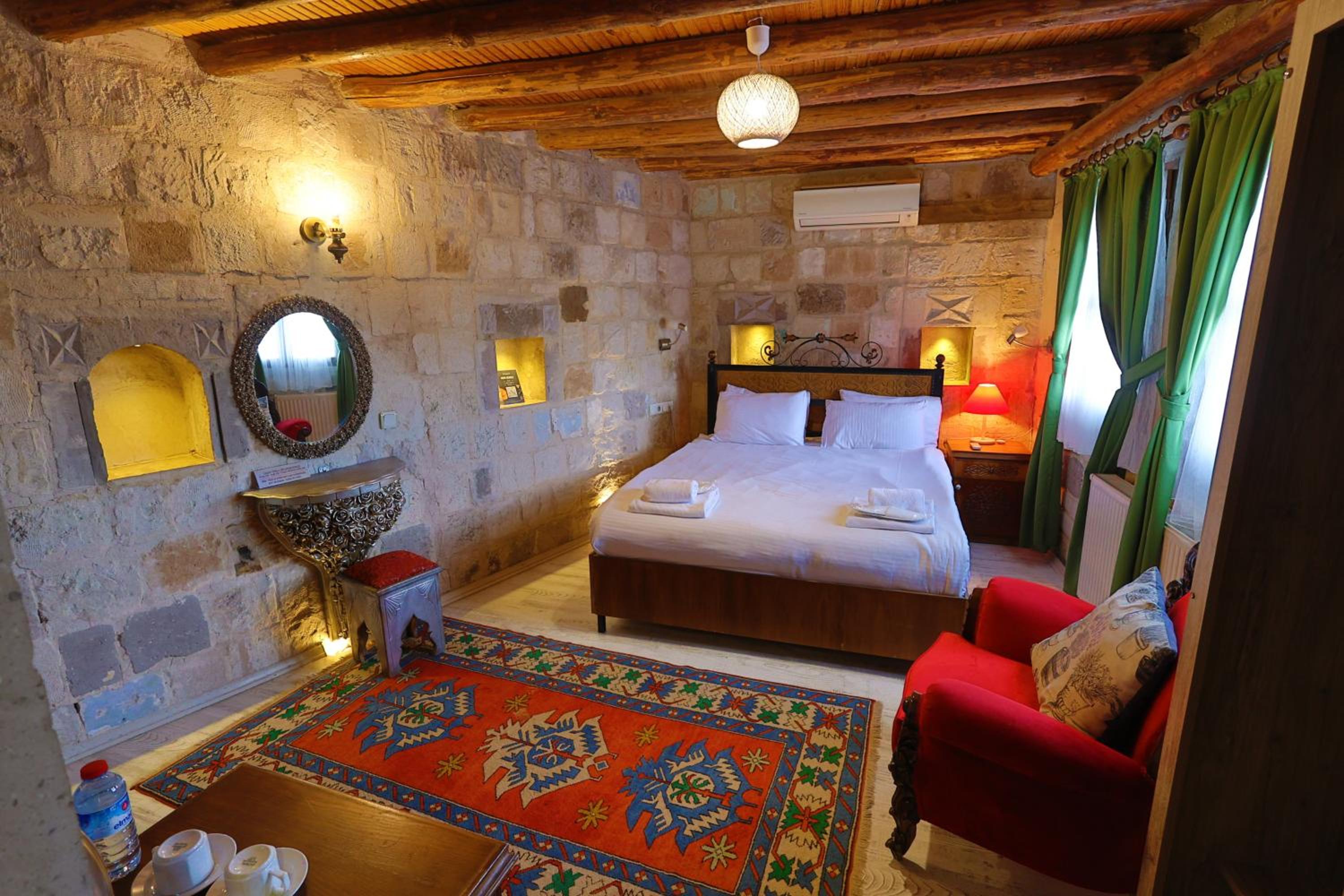 101 TRADITIONAL STONE ROOM photo 2