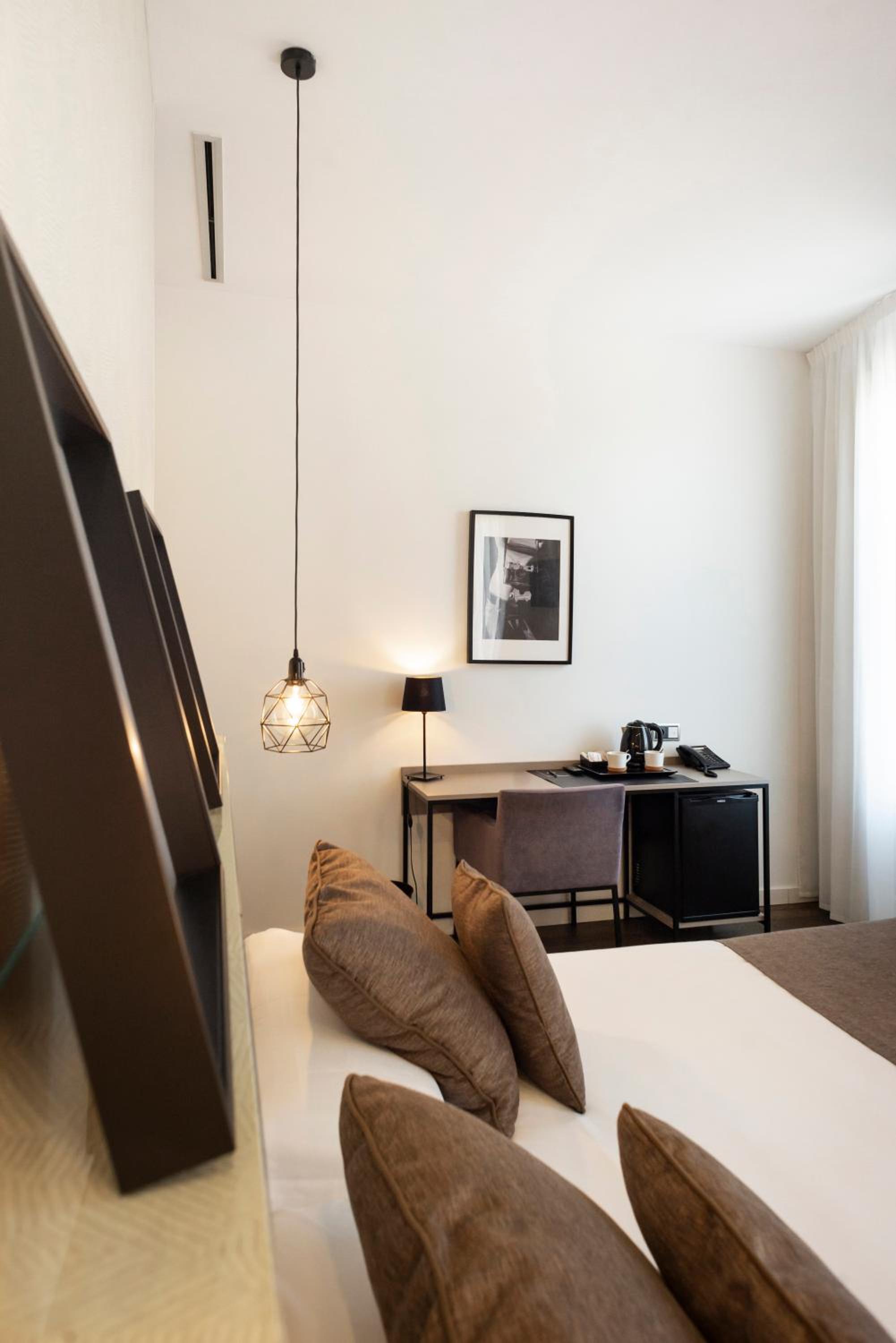 Double Room with Balcony - Photo 11