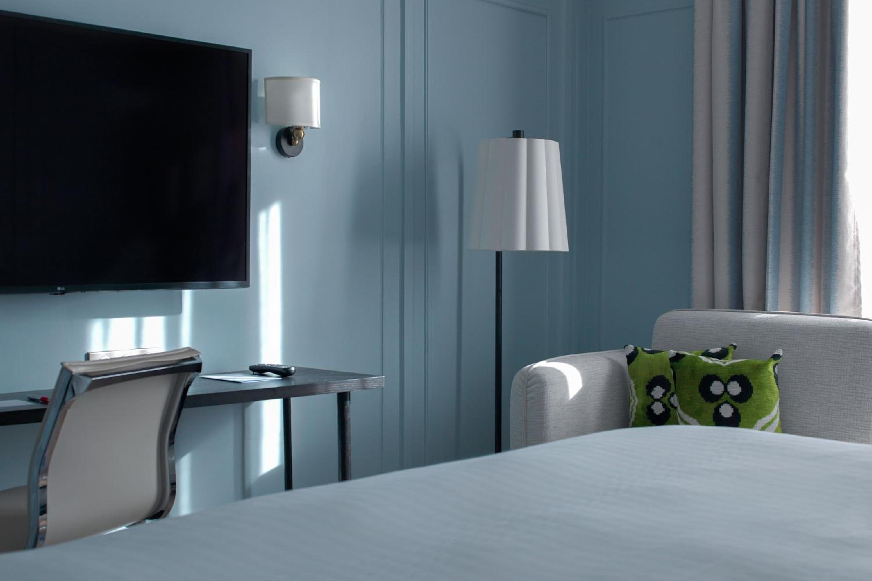  Deluxe room with king size bed photo 3