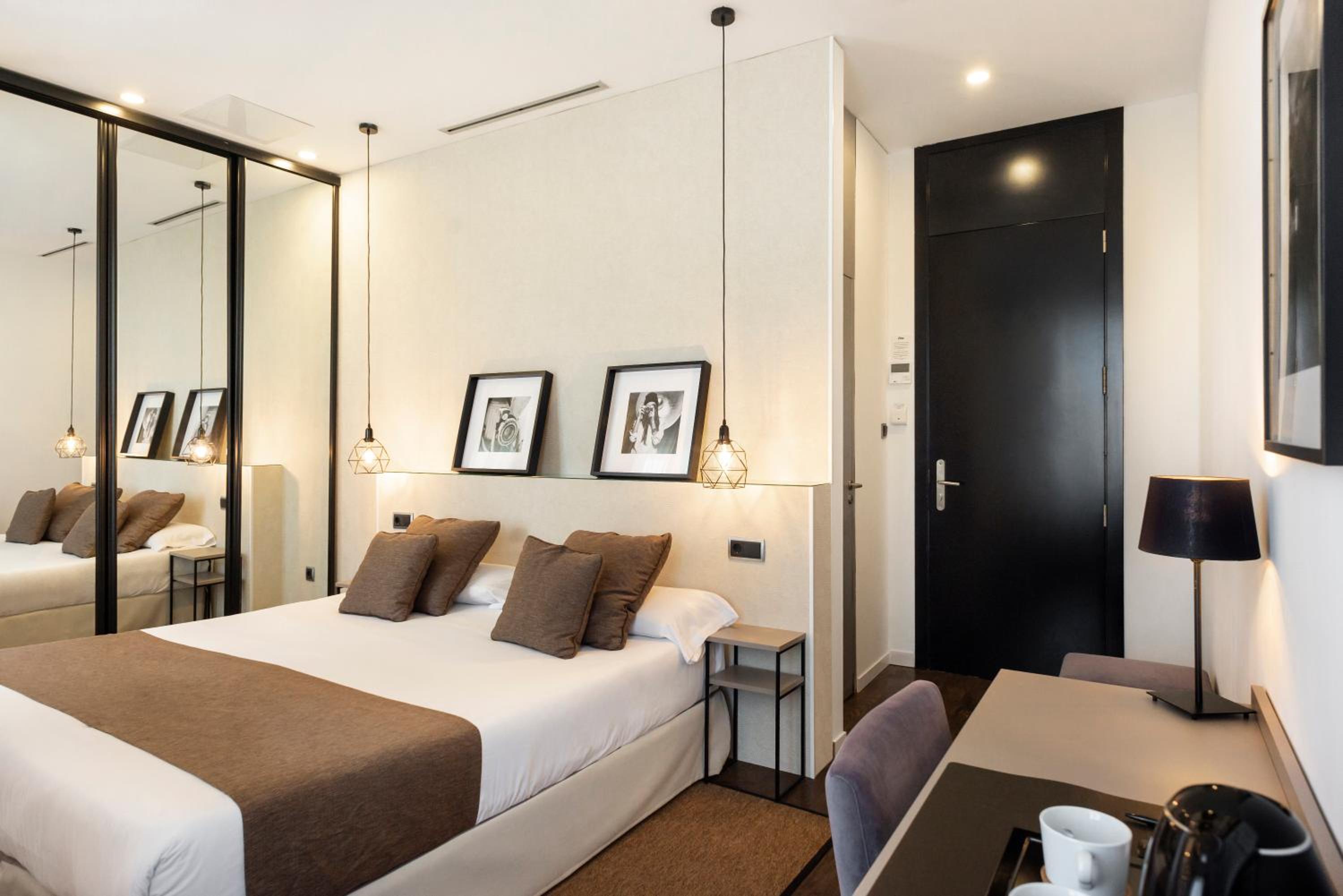 Double Room with Balcony - Photo 12