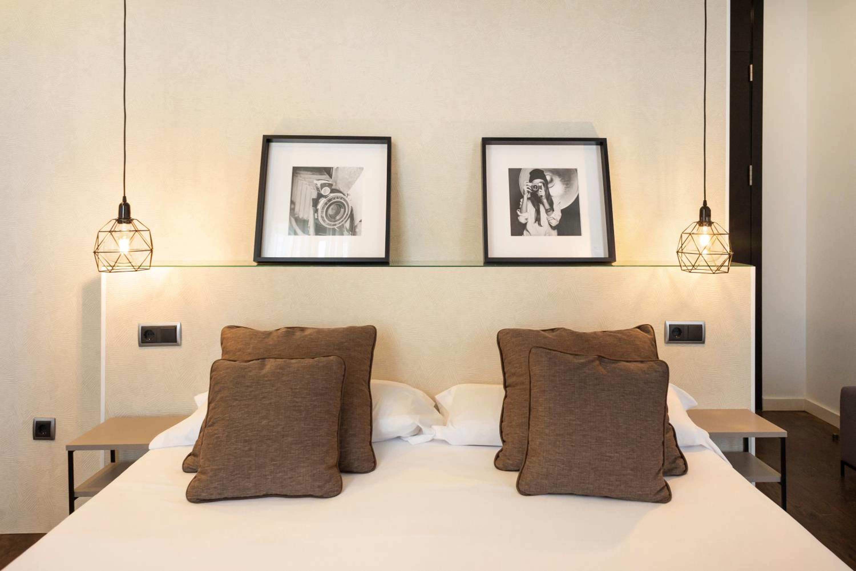 Double Room with Balcony - Photo 13