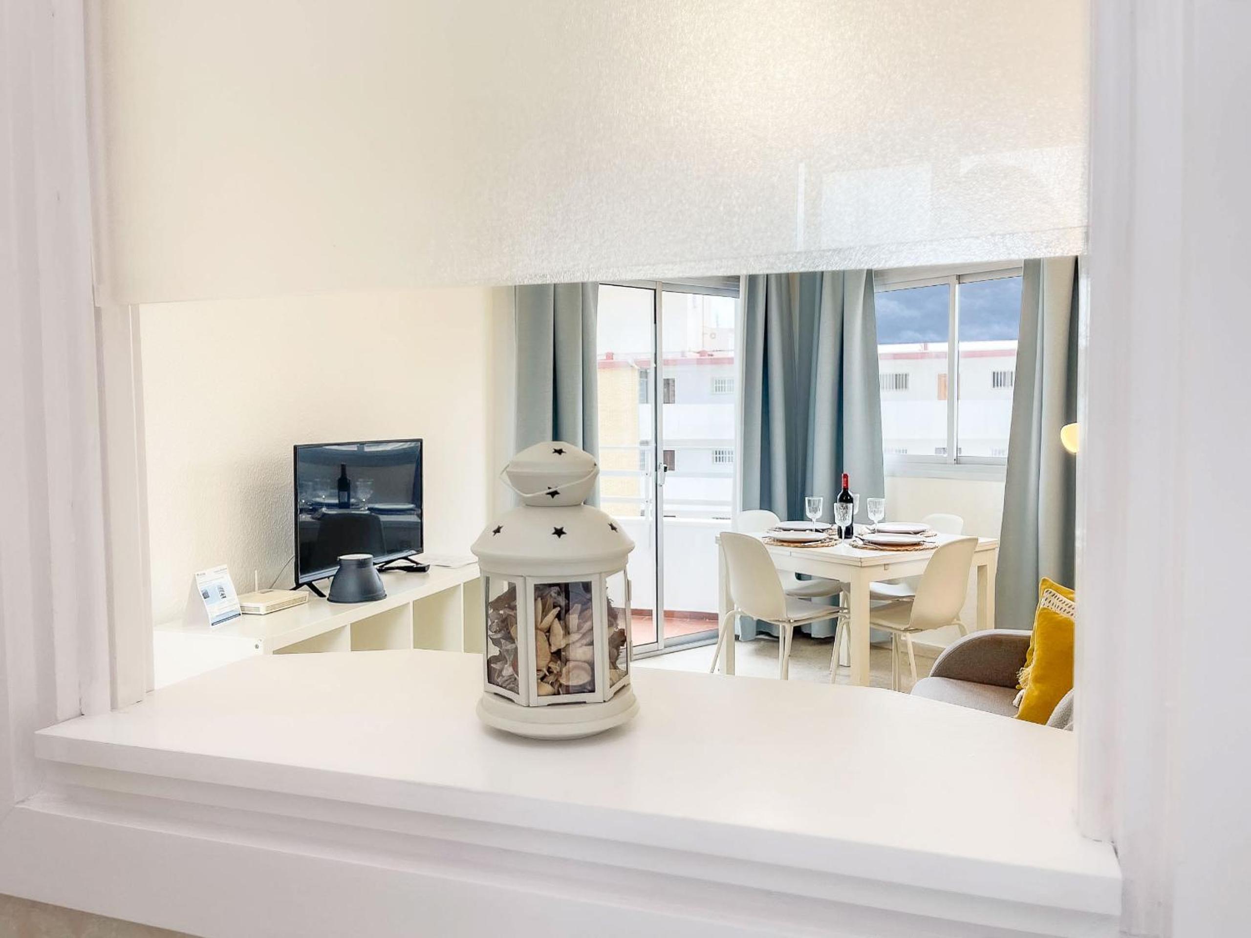 Apartamento de una habitación con balcón y vista al mar